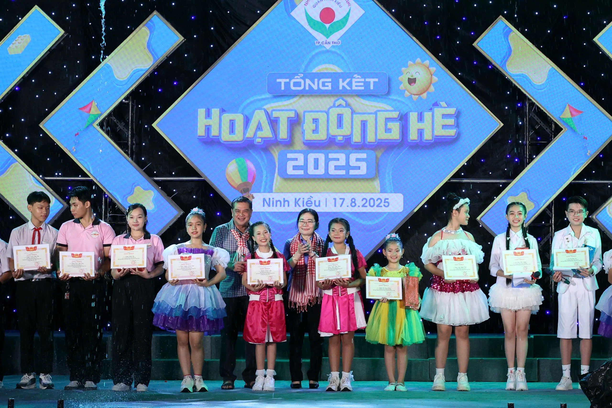 Ông Nguyễn Văn Bảy - Giám đốc Sở Văn hóa, Thể thao và Du lịch TP. Cần Thơ và bà Nguyễn Thị Kiều Nga - Phó Giám đốc Trung tâm Văn hóa, Nghệ thuật TP Cần Thơ tặng giấy khen, quà cho các em thiếu nhi.