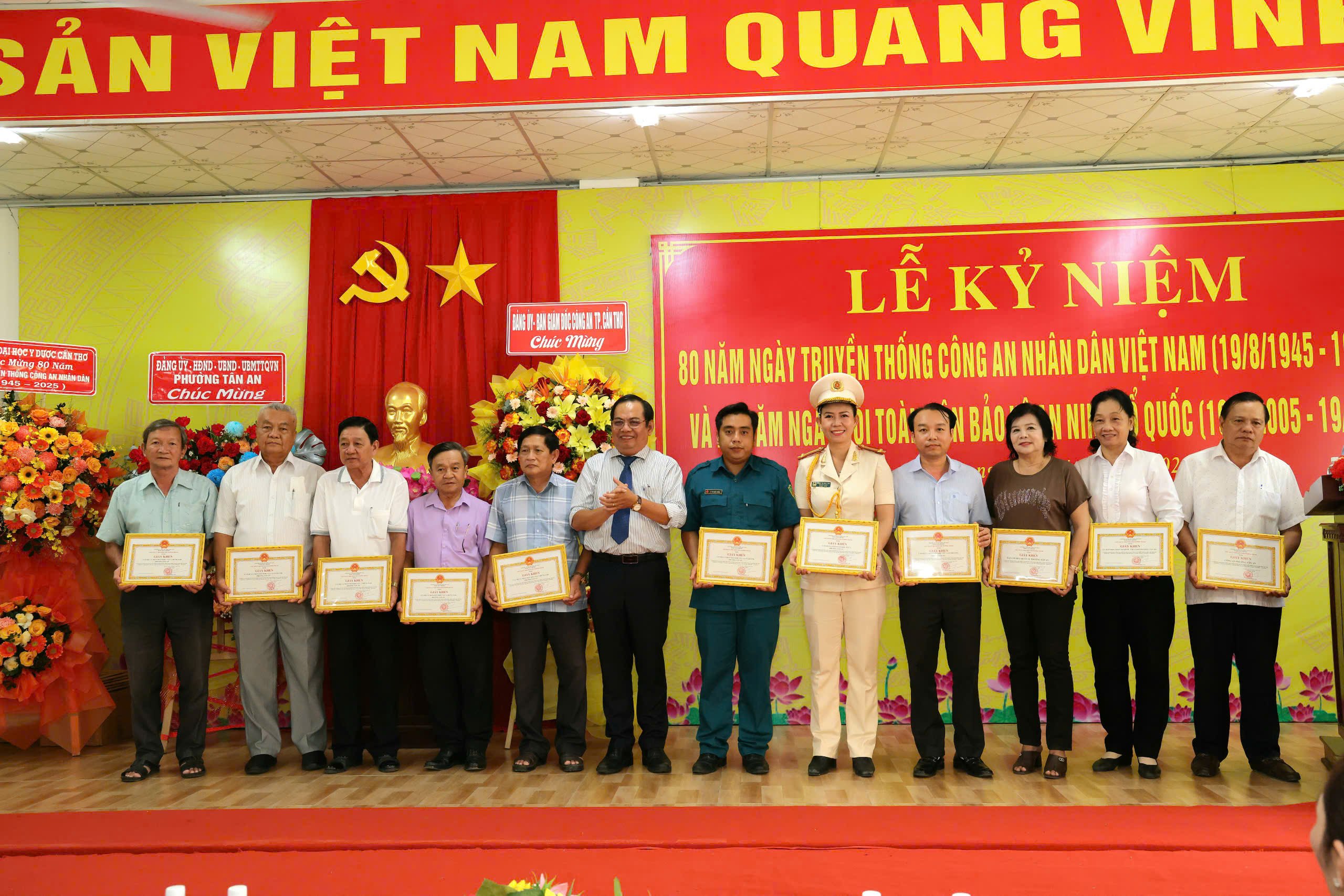 Ông Mai Như Toàn - Bí thư Đảng ủy, Chủ tịch HĐND phường Tân An trao Giấy khen của Chủ tịch UBND phường Tân An cho các tập thể.