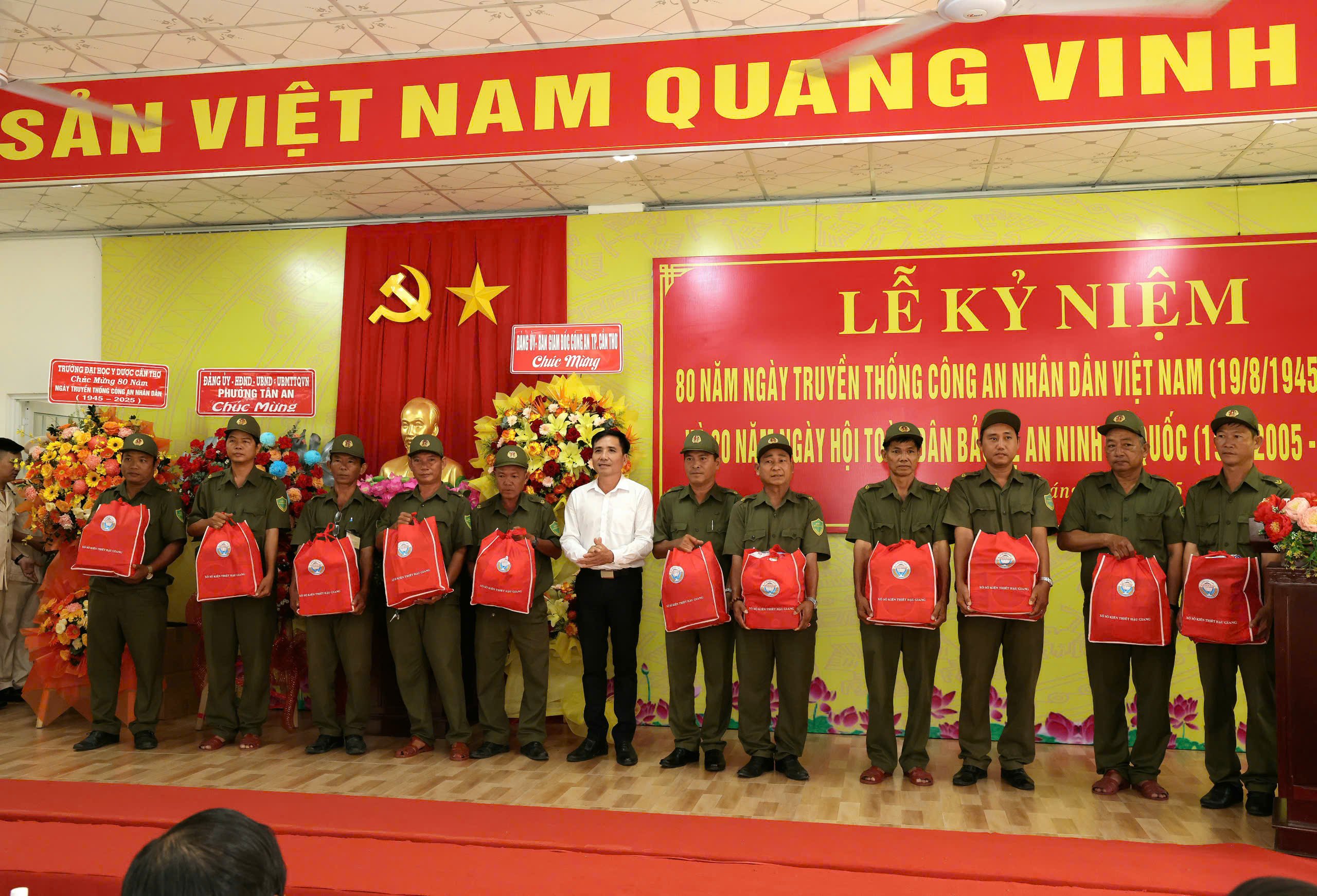 Ông Trần Thanh Bình - Ủy viên BTV Đảng ủy, Chủ tịch UBMTTQVN phường Tân An trao tặng quà cho Lực lượng tham gia bảo vệ an ninh, trật tự ở cơ sở.