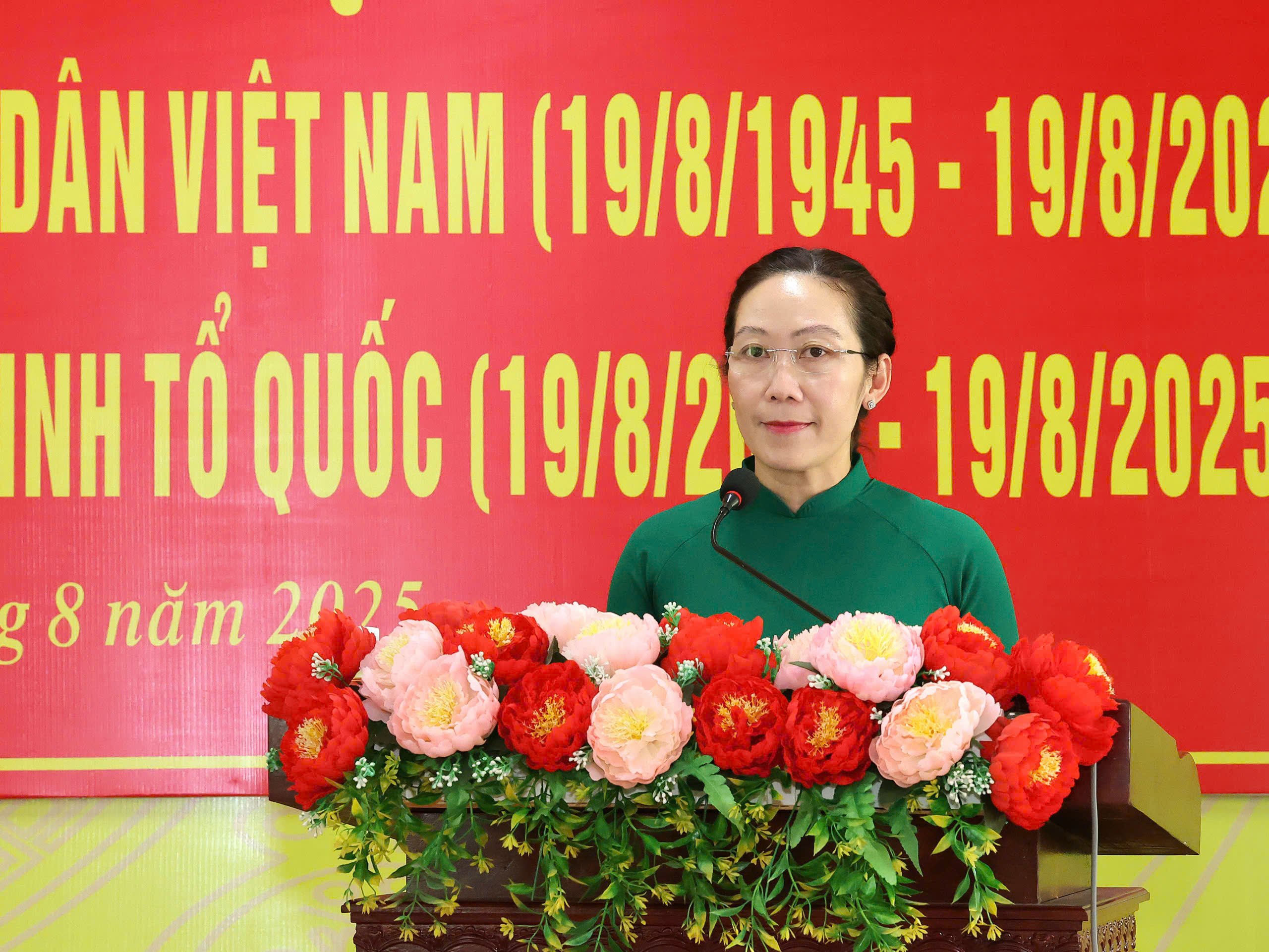 Bà Lê Thị Hồng Lam - Phó Bí thư Đảng ủy, Chủ tịch UBND phường Tân An phát biểu tại buổi họp mặt.