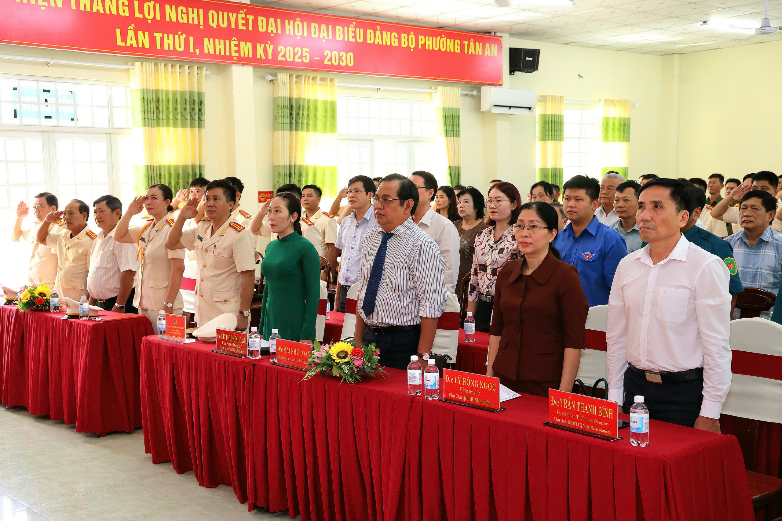 Các đại biểu thực hiện nghi thức chào cờ.