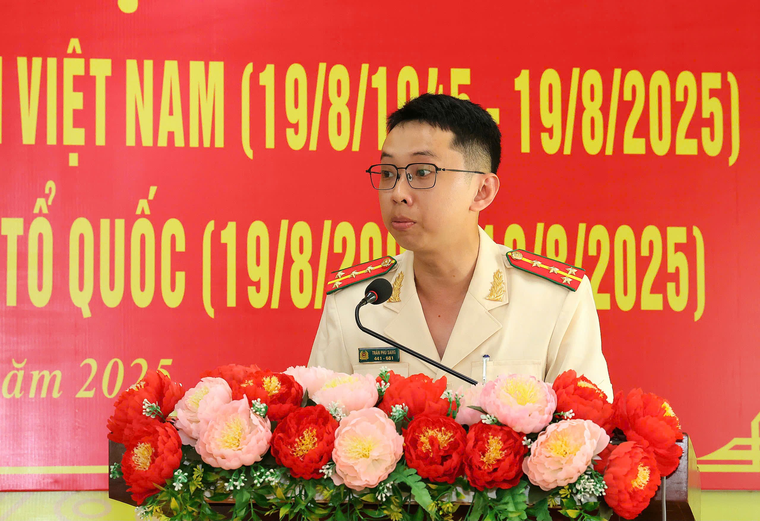 Đại diện cán bô trẻ Công an phường Tân An phát biểu tại buổi họp mặt.