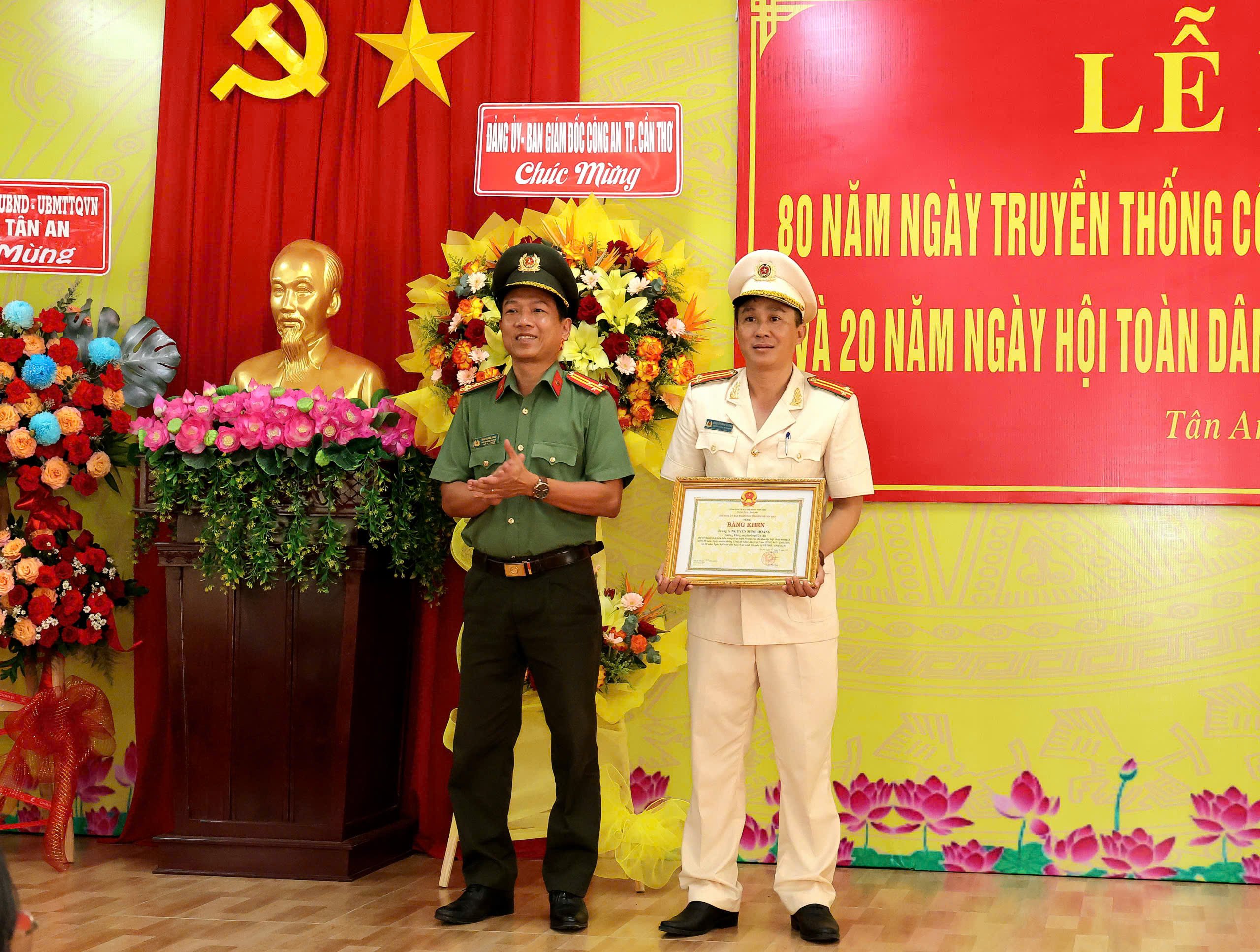 Đại diện Công an TP. Cần Thơ trao tặng bằng khen của Chủ tịch UBND TP. Cần Thơ cho Trung tá Nguyễn Minh Hoàng - Trưởng Công an phường Tân An.