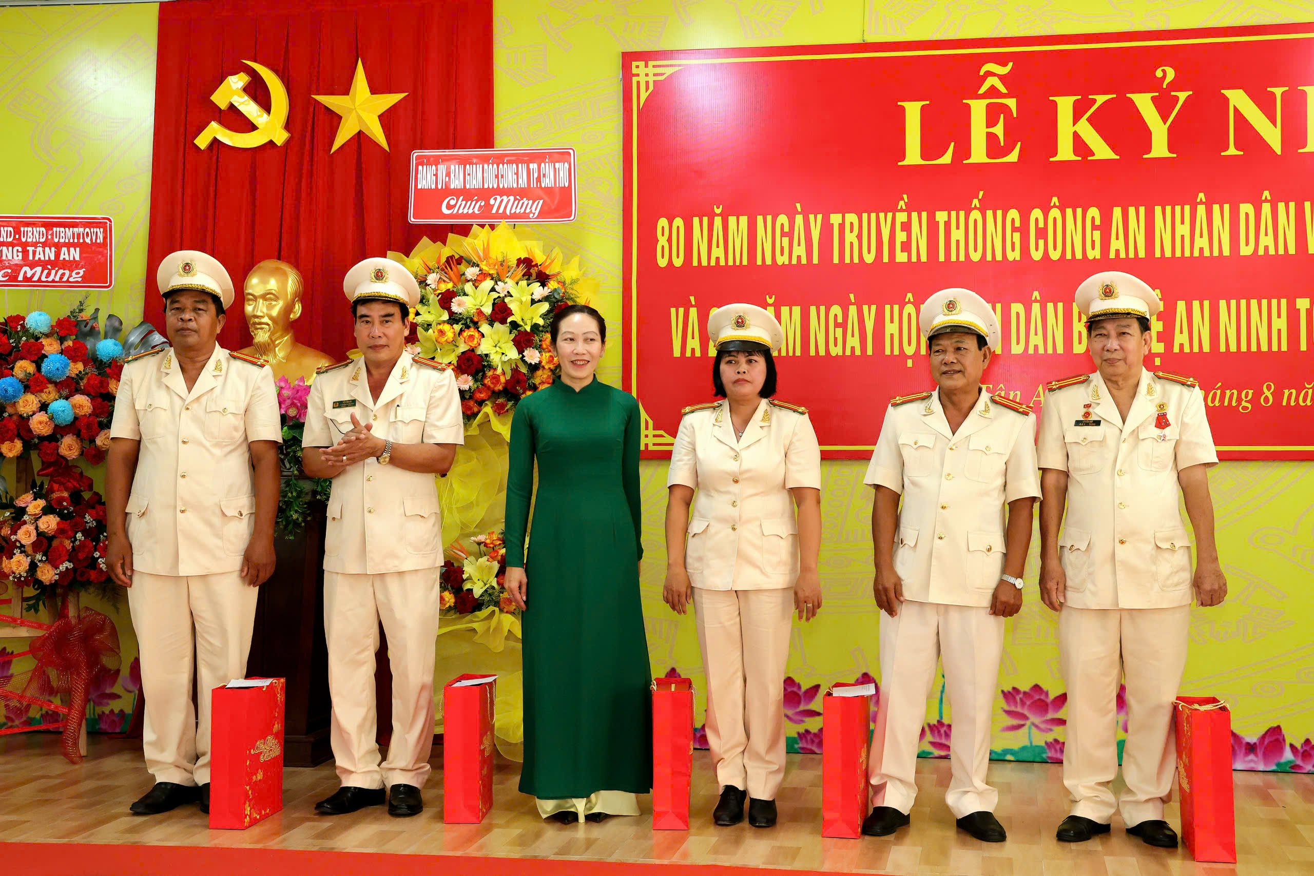 Bà Lê Thị Hồng Lam - Phó Bí thư Đảng ủy, Chủ tịch UBND phường Tân An tặng quà cho các nguyên lãnh đạo Công an phường Tân An.