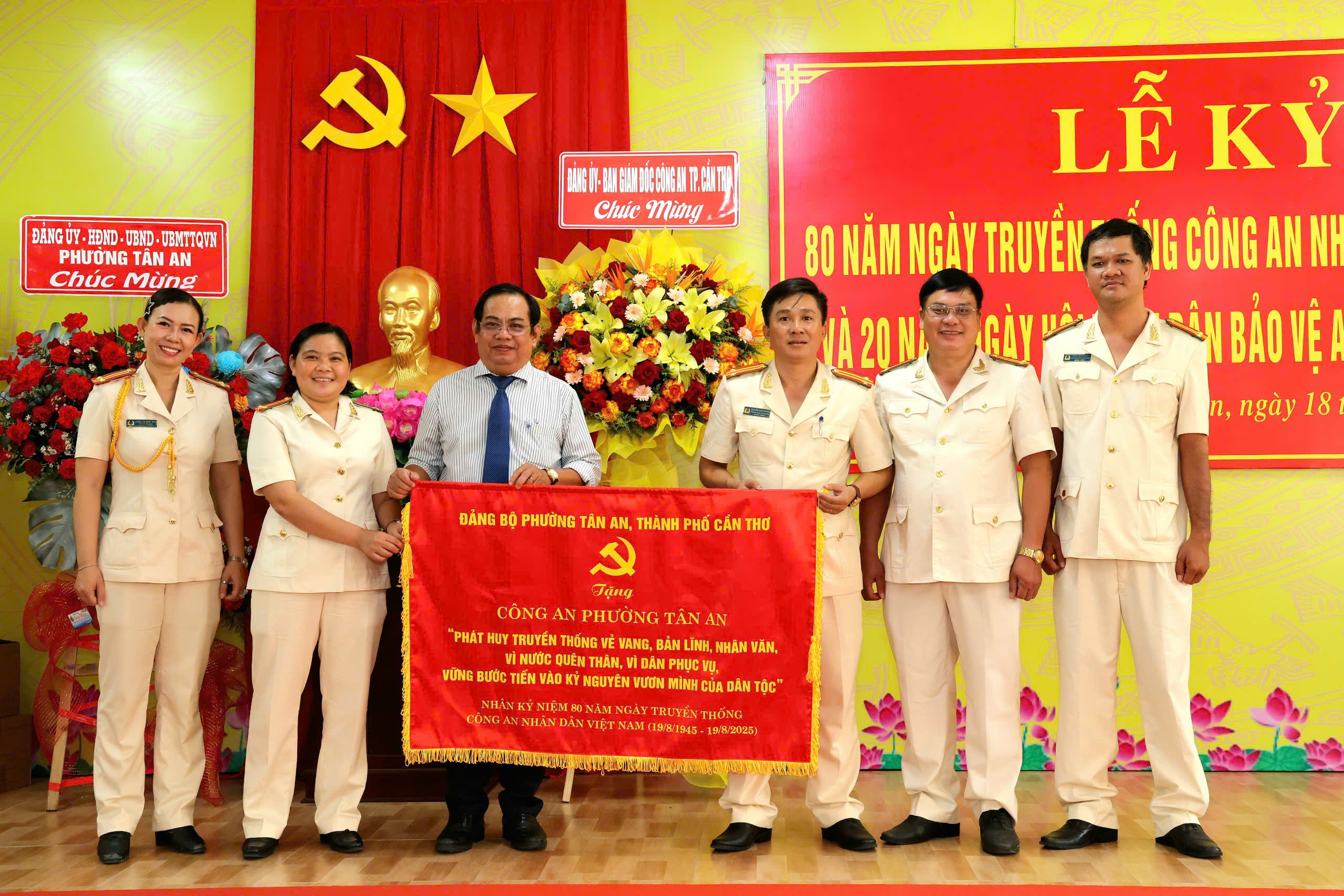 Ông Mai Như Toàn - Bí thư Đảng ủy, Chủ tịch HĐND phường Tân An trao tặng bức trướng cho Tập thể Công an phường Tân An.