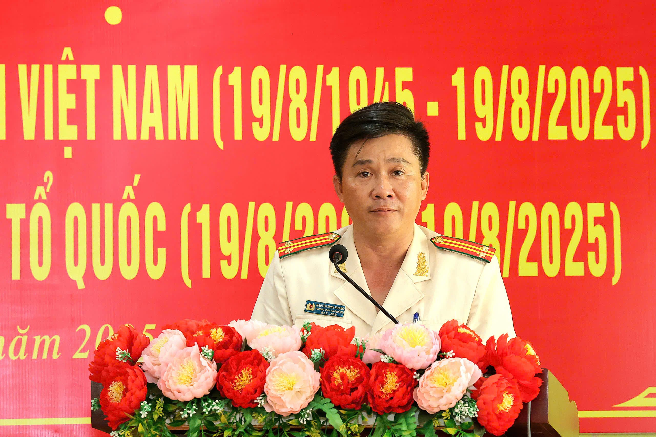 Trung tá Nguyễn Minh Hoàng - Trưởng Công an phường Tân An phát biểu tại buổi họp mặt.