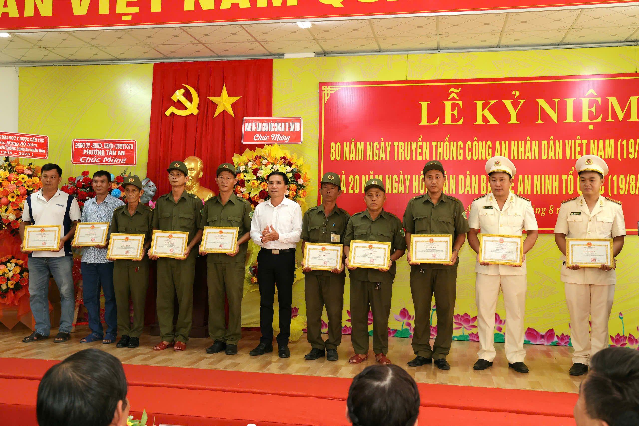 Ông Trần Thanh Bình - Ủy viên BTV Đảng ủy, Chủ tịch UBMTTQVN phường Tân An trao Giấy khen của Chủ tịch UBND phường Tân An cho các cá nhân.