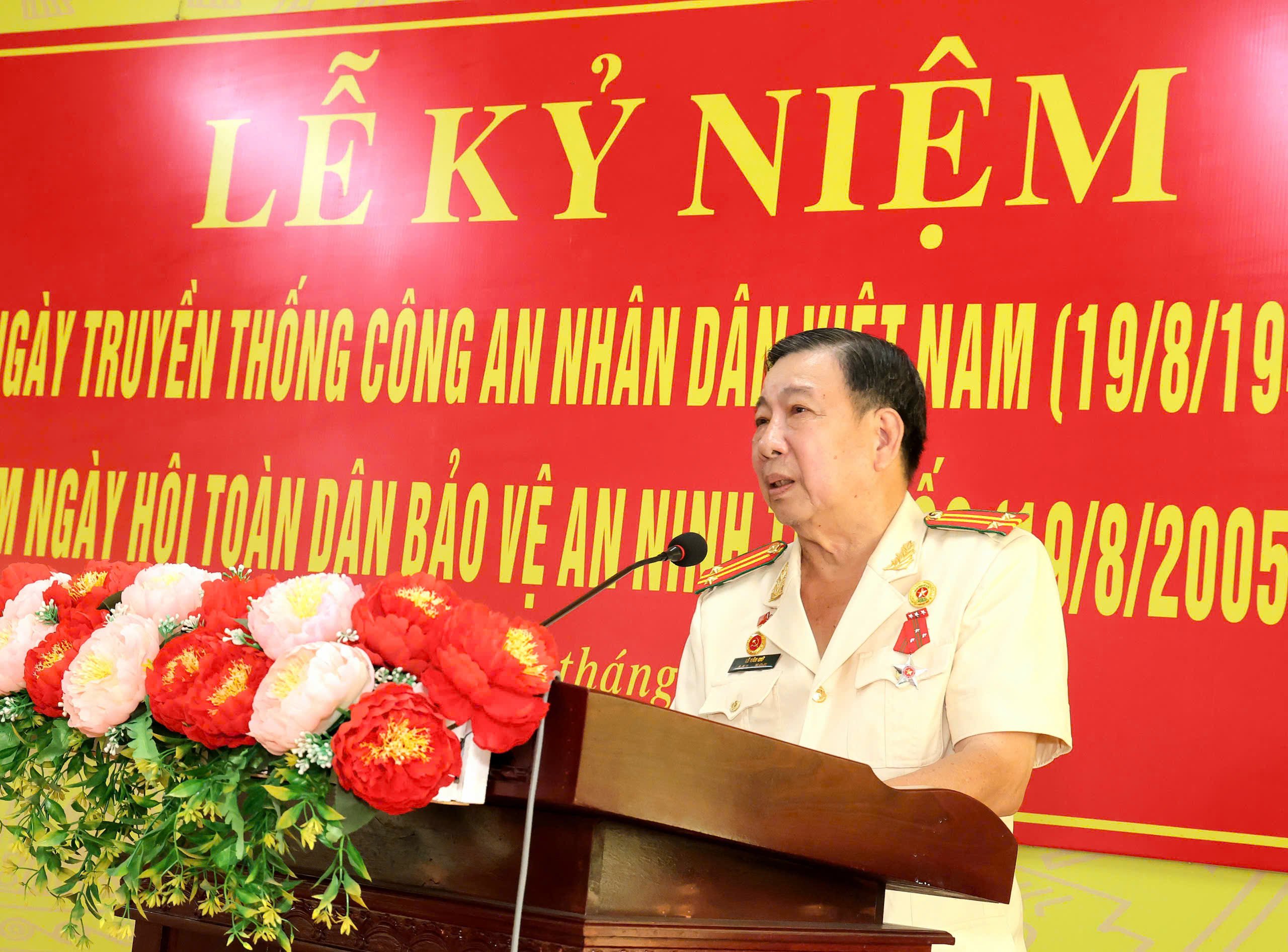 Đại diện Hội Cựu Công an phường Tân An phát biểu tại buổi họp mặt.