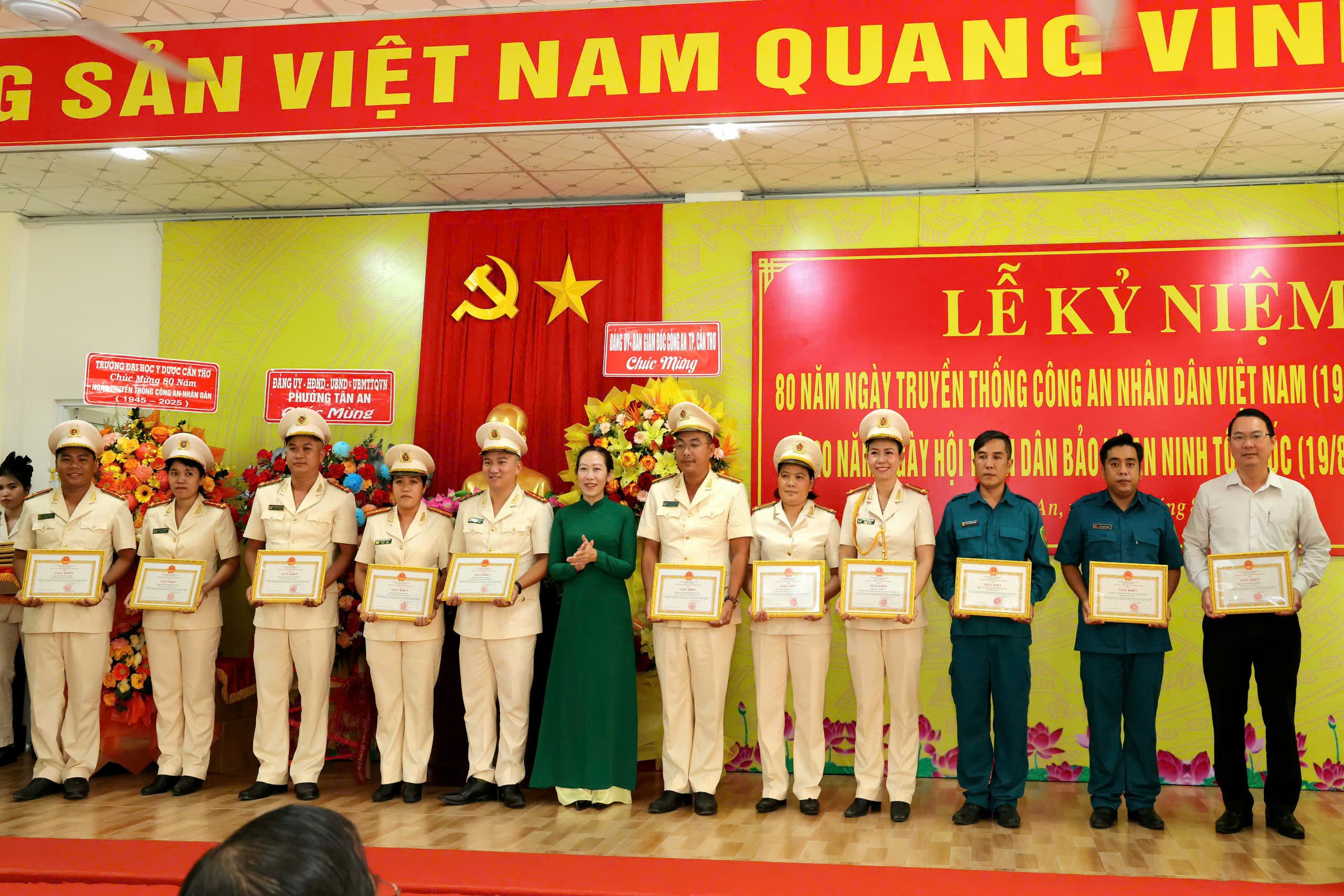 Bà Lê Thị Hồng Lam - Phó Bí thư Đảng ủy, Chủ tịch UBND phường Tân An trao Giấy khen của Chủ tịch UBND phường Tân An cho các cá nhân.