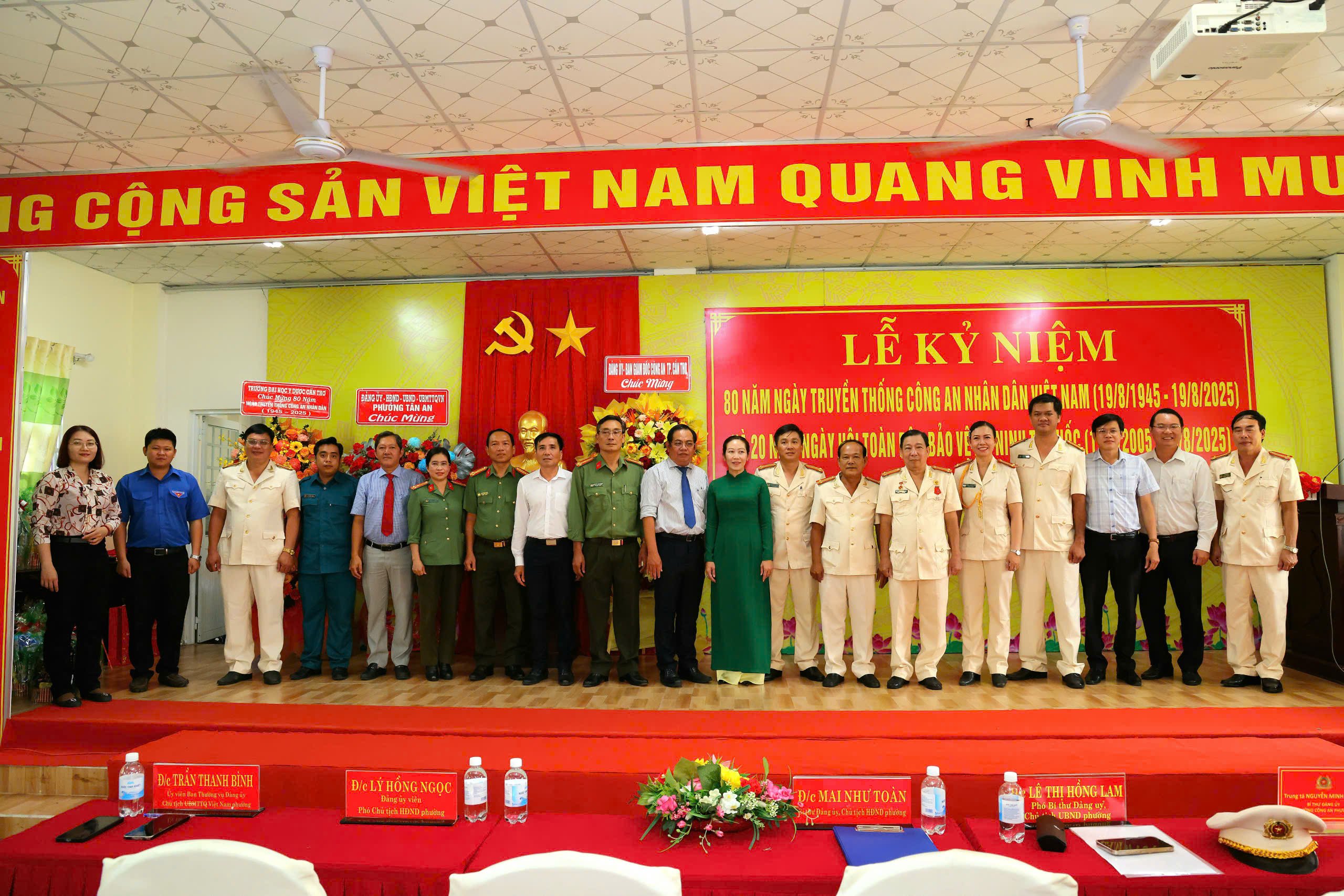 Các đại biểu chụp hình lưu niệm tại buổi họp mặt.