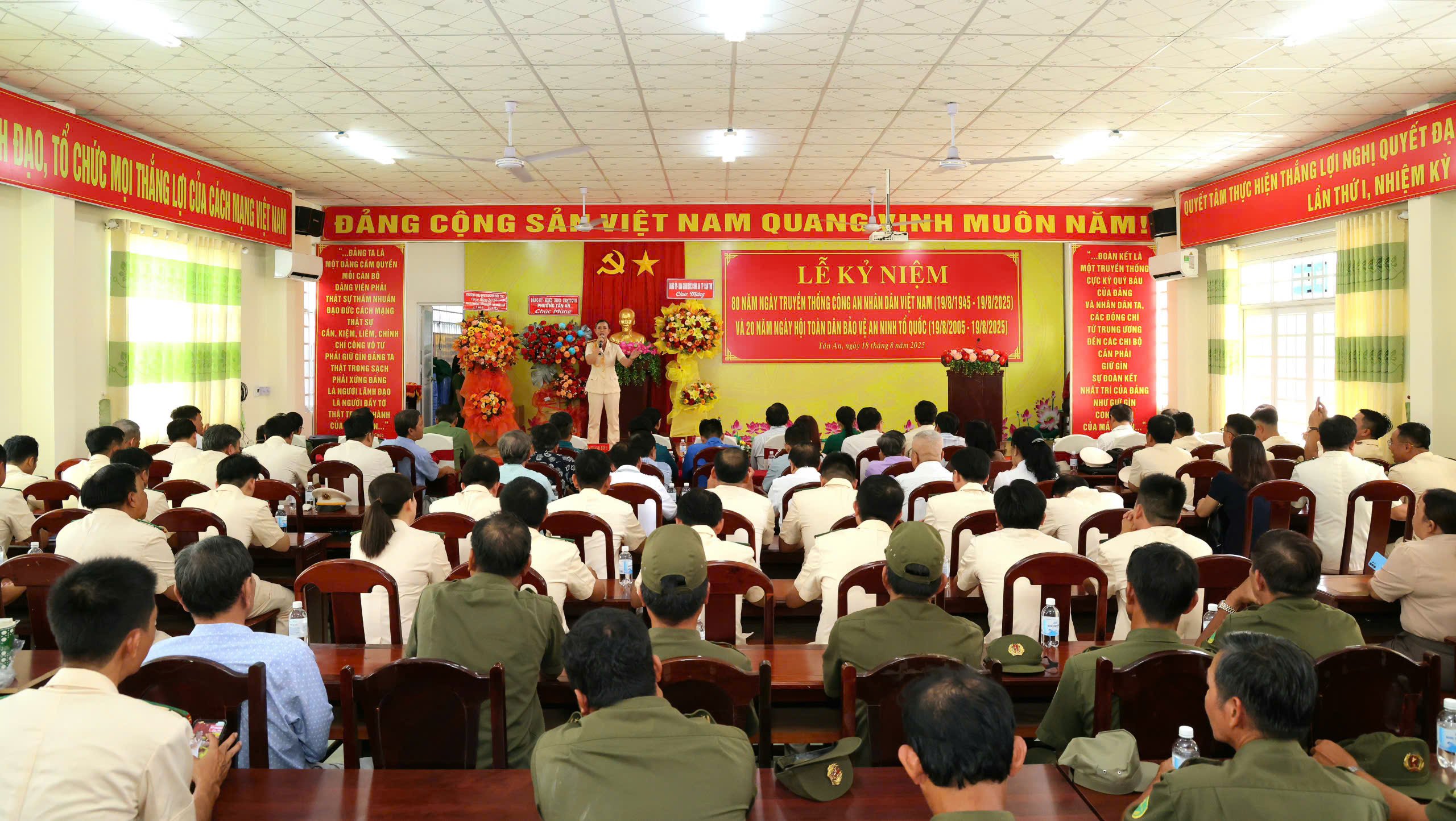 Quang cảnh buổi họp mặt kỷ niệm 80 năm Ngày truyền thống Công an nhân dân Việt Nam (19/8/1945 - 19/8/2025) và 20 năm Ngày hội Toàn dân bảo vệ an ninh Tổ quốc (19/8/2005 - 19/8/2025).