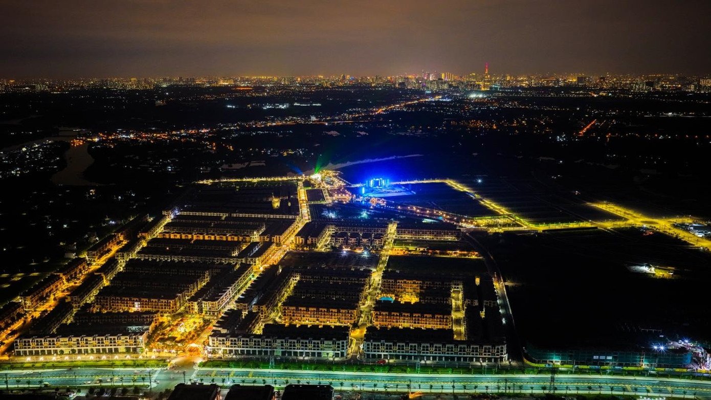 Nhìn từ trên cao, đại đô thị T&T City Millennia rực rỡ ánh đèn. Thành phố trẻ với tầm nhìn thiên niên kỷ phía Nam Sài Gòn bừng lên sức sống mới, định vị như một tâm điểm lễ hội - văn hóa tương lai.