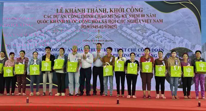 Chủ đầu tư tặng trên 140 phần quà cho công nhân đang làm việc tại khu công nghiệp An Nghiệp