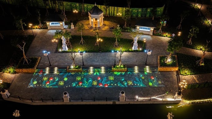 Màn trình diễn 3D Mapping ấn tượng bên Dòng sông Ánh sáng – công trình vừa xác lập kỷ lục Quốc gia: Tuyến đường thủy trong khuôn viên Khu đô thị tích hợp hệ thống phun sương và công nghệ trình chiếu âm thanh, ánh sáng dài nhất.