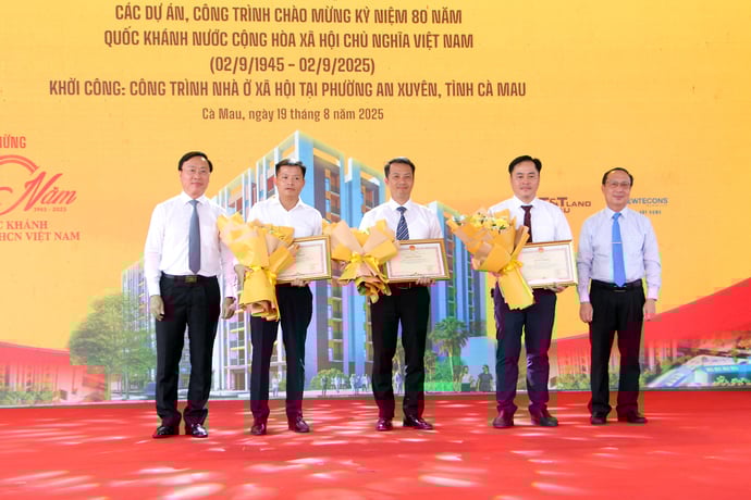 Lãnh đạo UBND tỉnh Cà Mau đã trao Bằng khen cho Tập đoàn T&T Group, Công ty TNHH T&T Land Cà Mau.