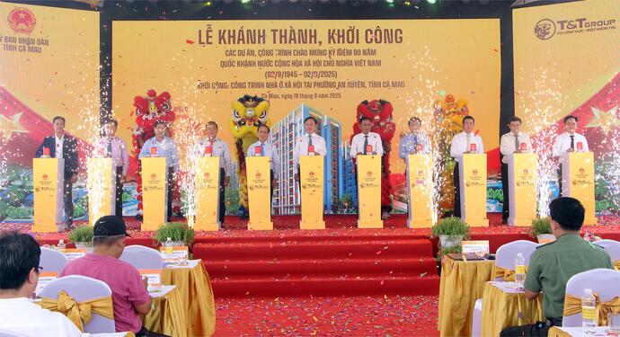 Các đại biểu thực hiện nghi thức khởi công dự án.