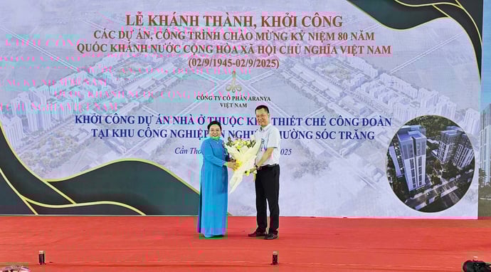Bà Hồ Thị Cẩm Đào, Phó Bí thư thành ủy, Chủ tịch UBMT Tổ quốc TP.Cần Thơ tặng hoa chúc mừng đại diện công ty cổ phần Aranya.