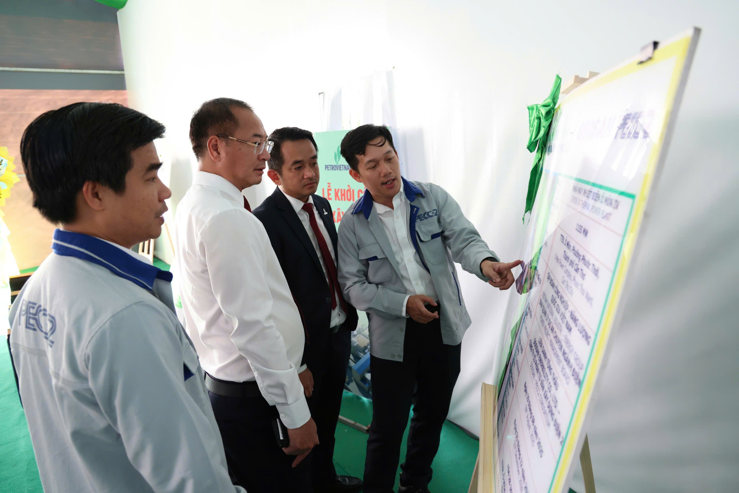 Các đại biểu tham quan sơ đồ dự án Nhà máy Nhiệt điện Ô Môn IV.