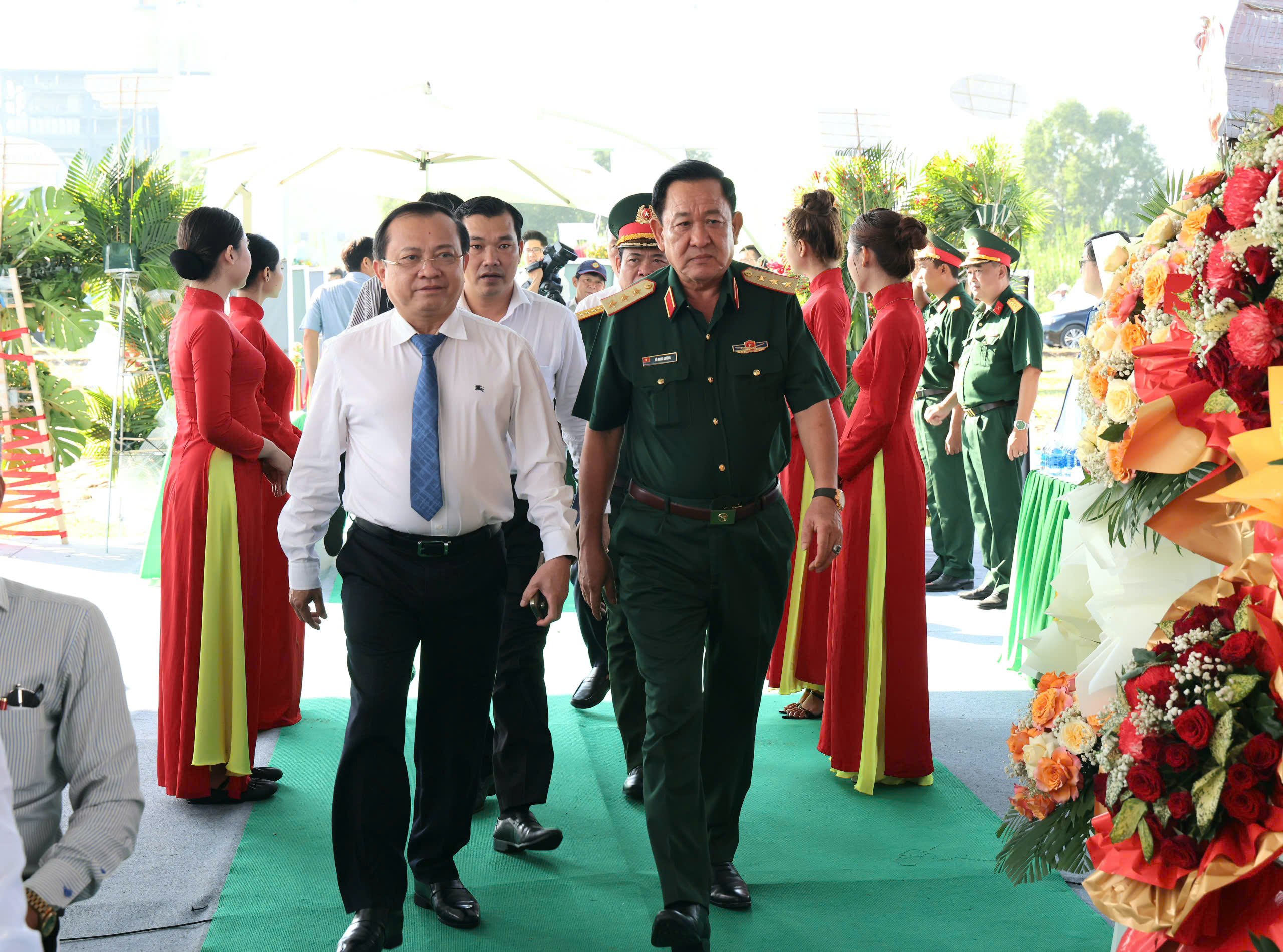 Thượng tướng Võ Minh Lương - Ủy viên BCH Trung ương Đảng, Thứ trưởng Bộ Quốc phòng và ông Lê Tấn Cận - Thứ trưởng Bộ Tài chính đến dự lễ khởi công Nhà máy Nhiệt điện Ô Môn IV.