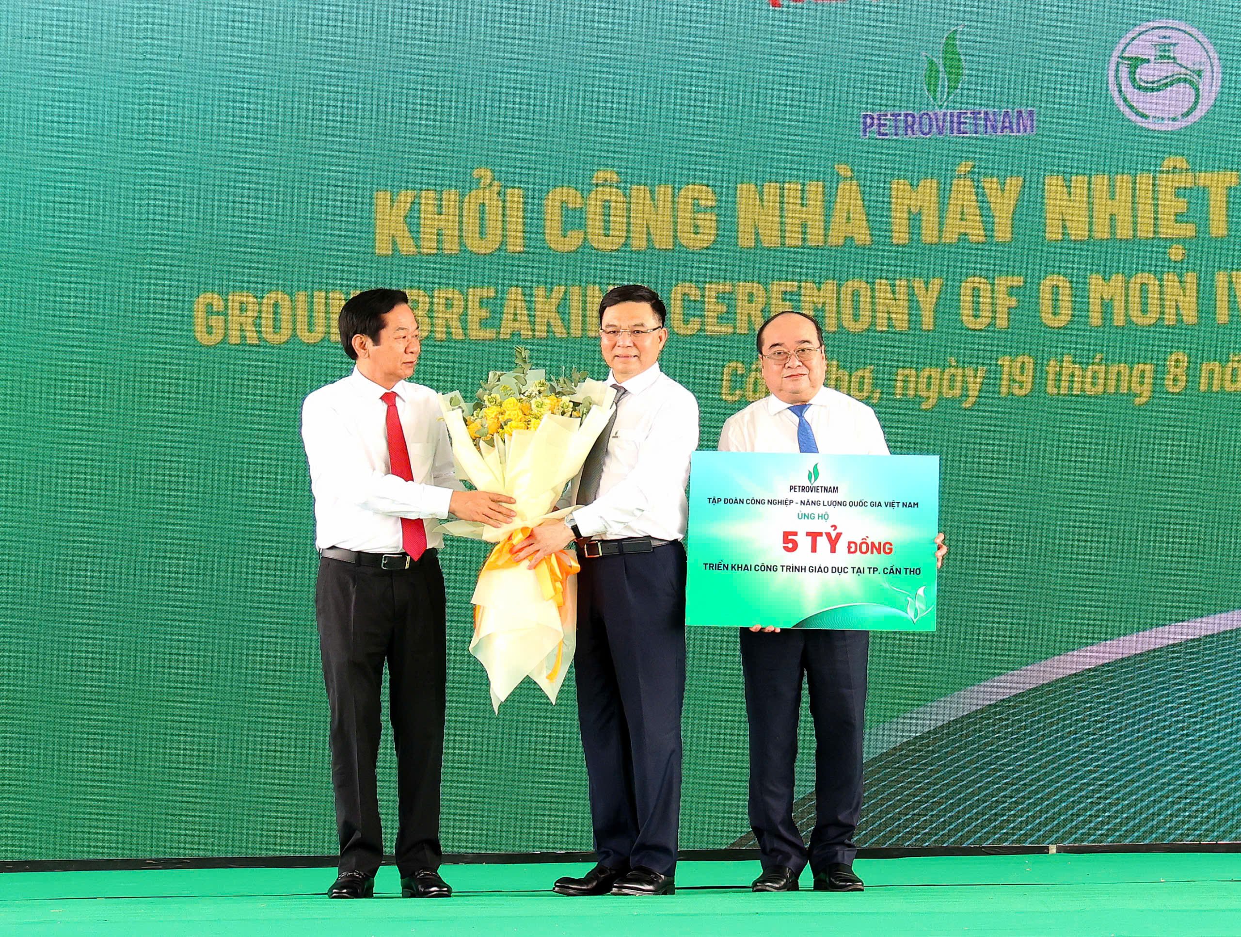 Ông Đỗ Thanh Bình - Ủy viên BCH Trung ương Đảng, Bí thư Thành ủy Cần Thơ trao hoa cám ơn Tập đoàn Petrovietnam trao tặng 5 tỷ đồng cho chương trình an sinh xã hội TP Cần Thơ.