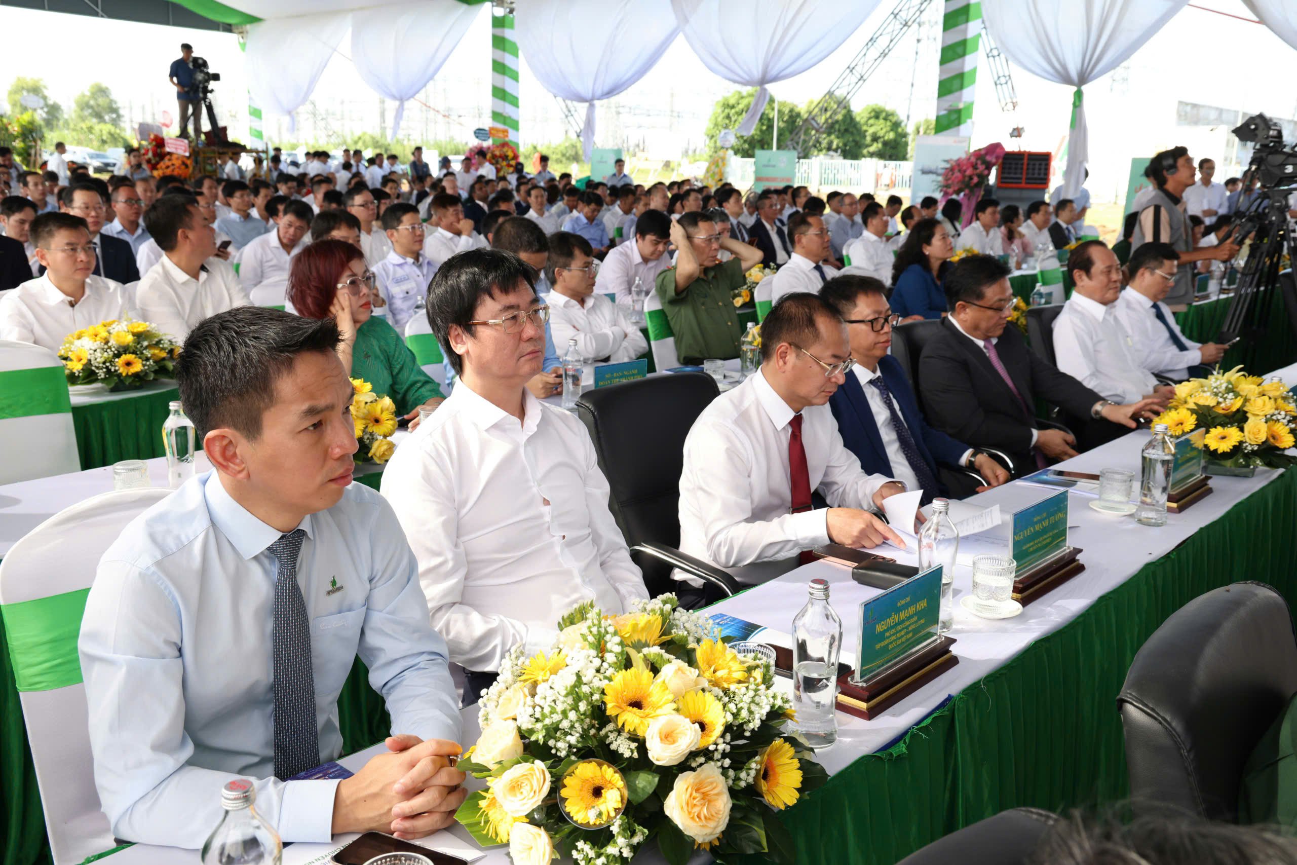Các đại biểu tham dự buổi lễ.