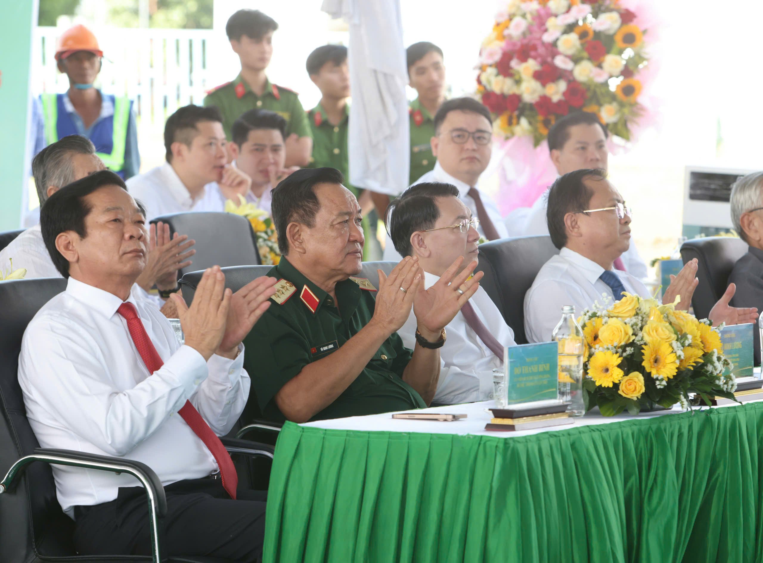 Ông Đỗ Thanh Bình - Ủy viên BCH Trung ương Đảng, Bí thư Thành ủy Cần Thơ và Thượng tướng Võ Minh Lương - Ủy viên BCH Trung ương Đảng, Thứ trưởng Bộ Quốc phòng tham dự buổi lễ.
