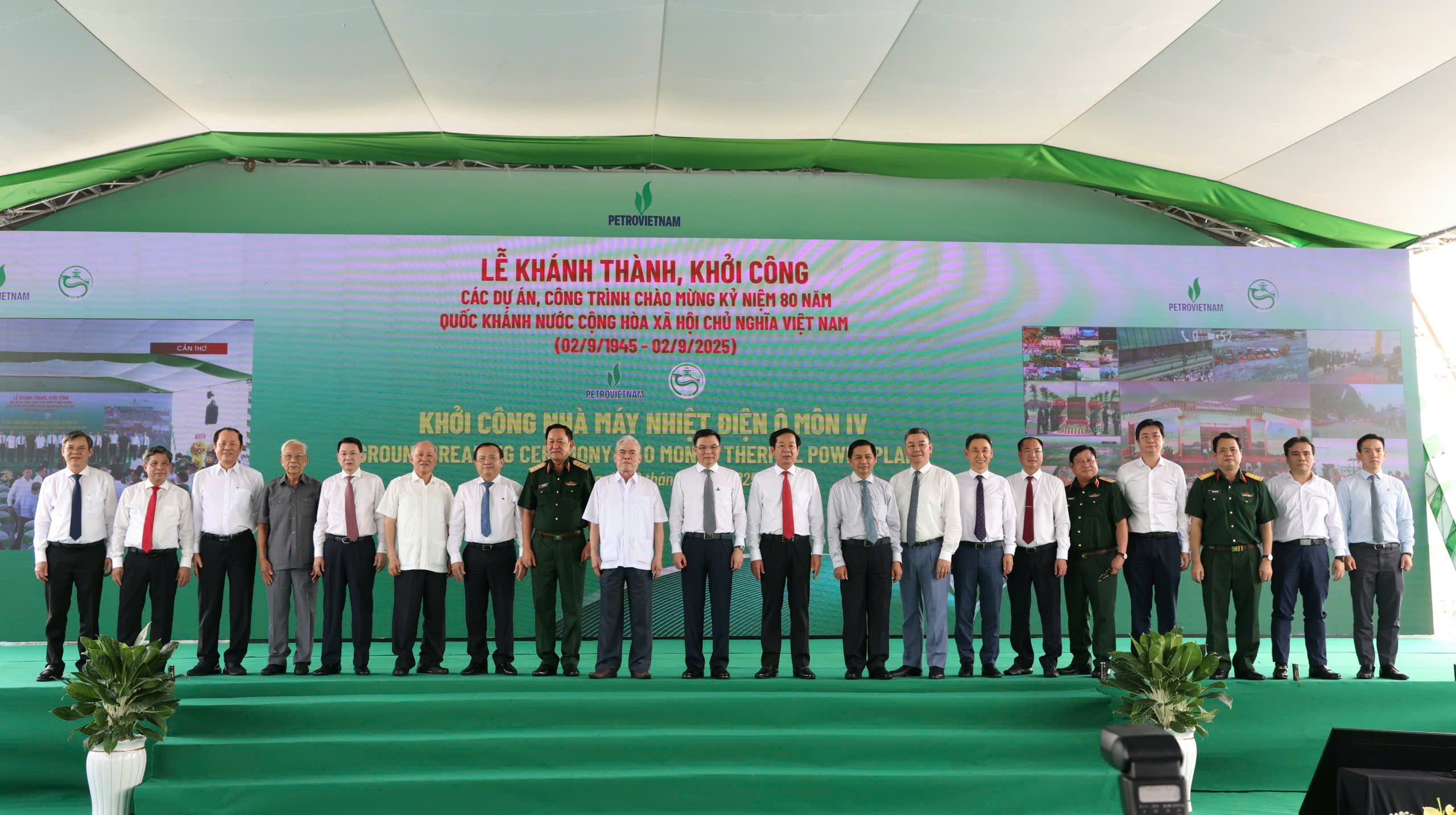 Các đại biểu chụp hình lưu niệm tại buổi lễ.