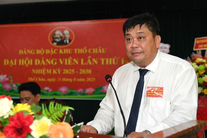 Đồng chí Lâm Minh Hiển, Bí thư – Chủ tịch Đặc khu Thổ Châu phát biểu tại đại hội