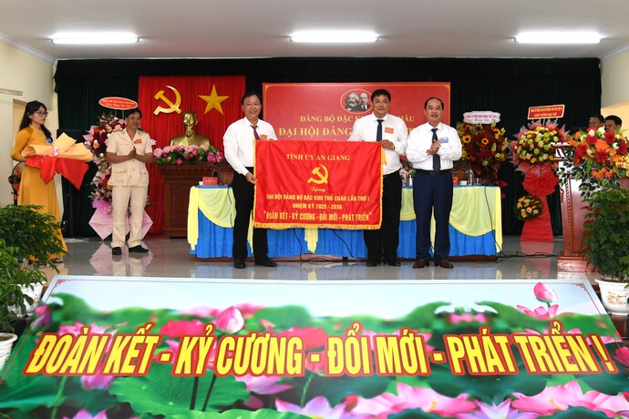 Ban Thường vụ Tỉnh ủy An Giang tặng bức trướng chúc mừng Đại hội “Đoàn kết - Kỷ Cương - Sáng tạo - Phát triển”