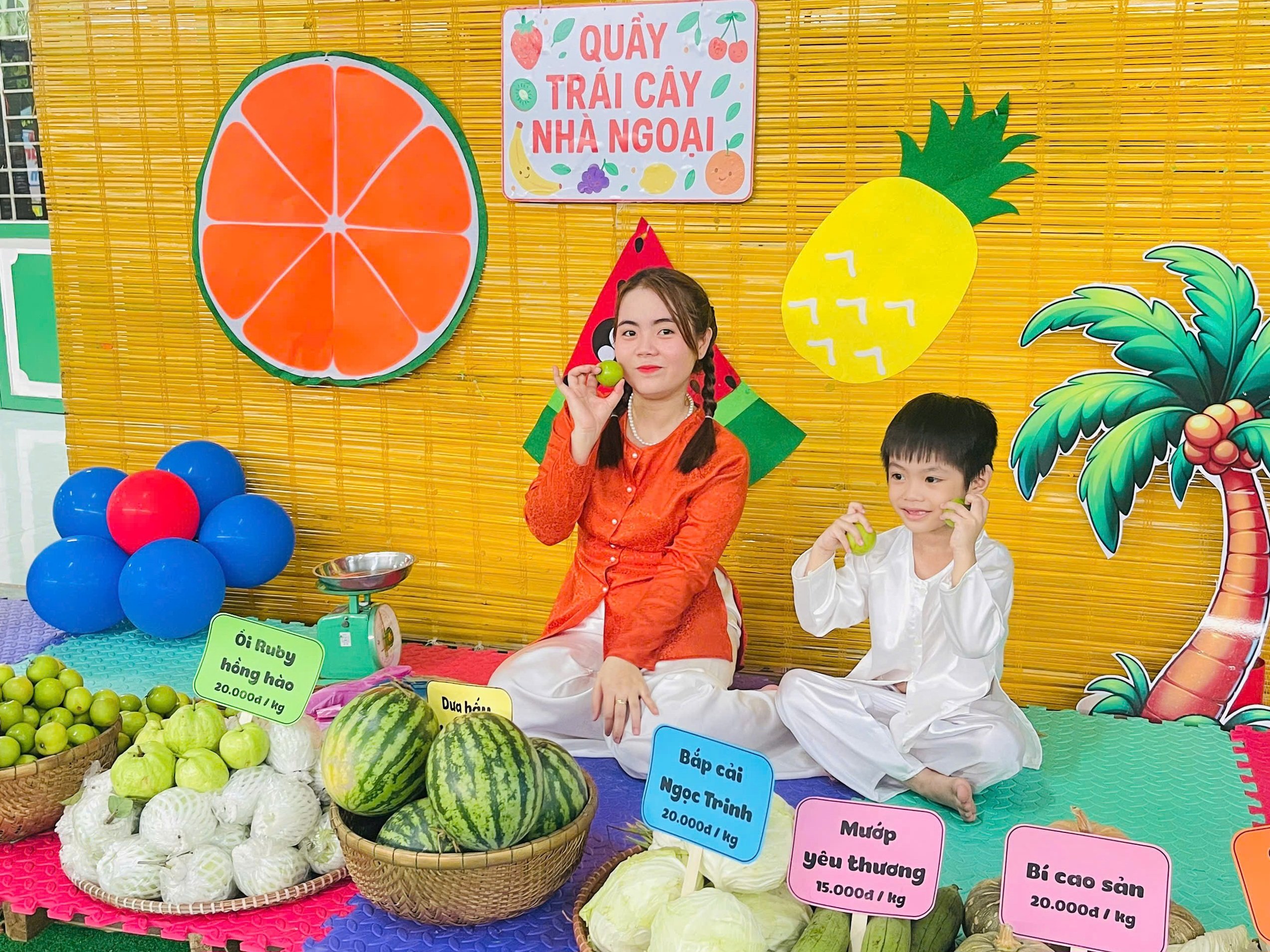 Không gian “Quầy trái cây nhà Ngoại” được bày trí sinh động, gợi nhớ hình ảnh những phiên chợ quê dân dã với nhiều loại nông sản quen thuộc.
