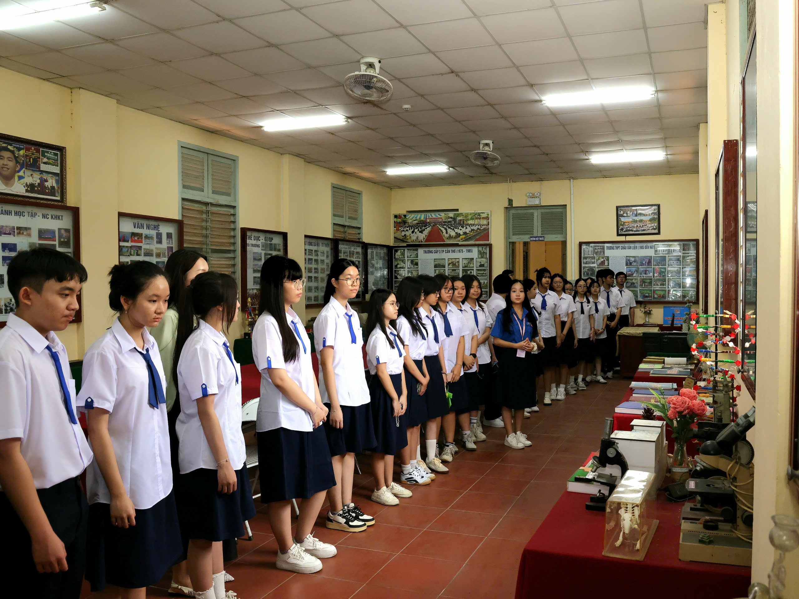 Các em học sinh nghe giới thiệu về truyền thống Trường THPT Châu Văn Liêm.