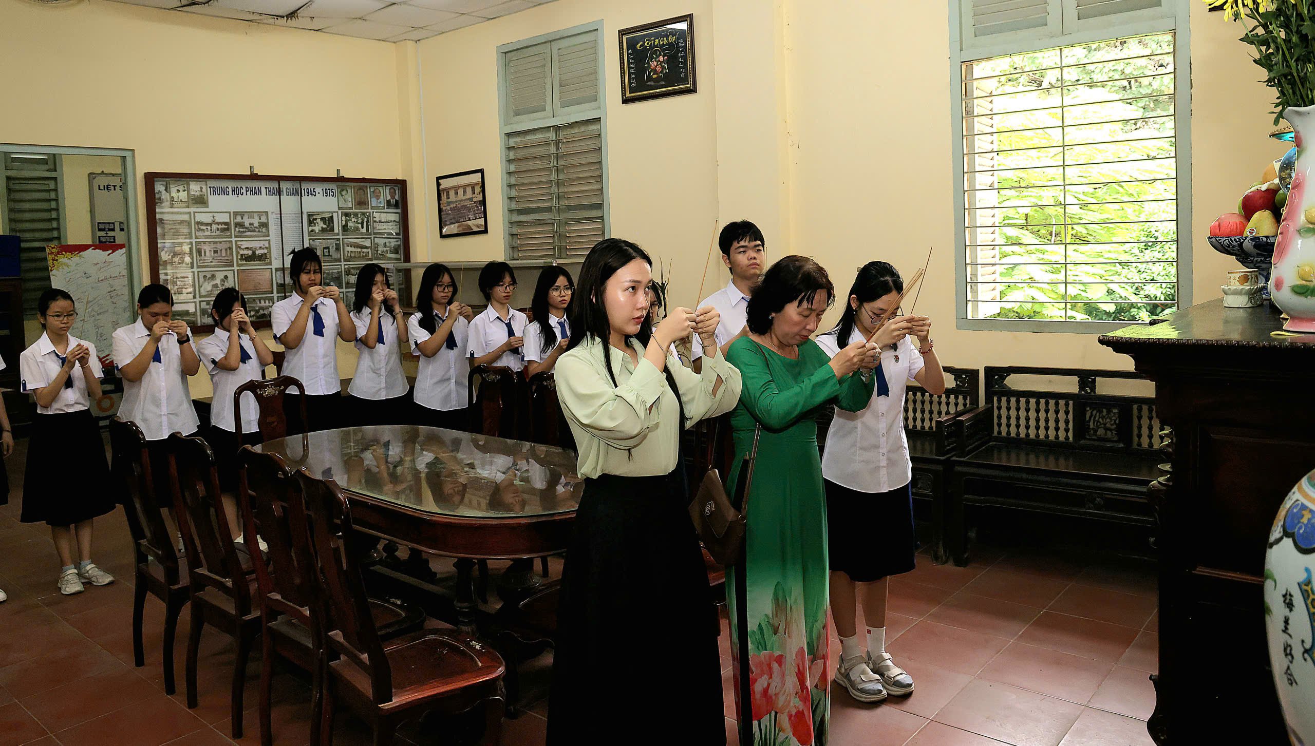 Ban giám hiệu, giáo viên và học sinh thành kính, dâng hương tưởng nhớ, ghi ơn các thầy, cô quá cố trước bàn thờ Sư đạo tôn.