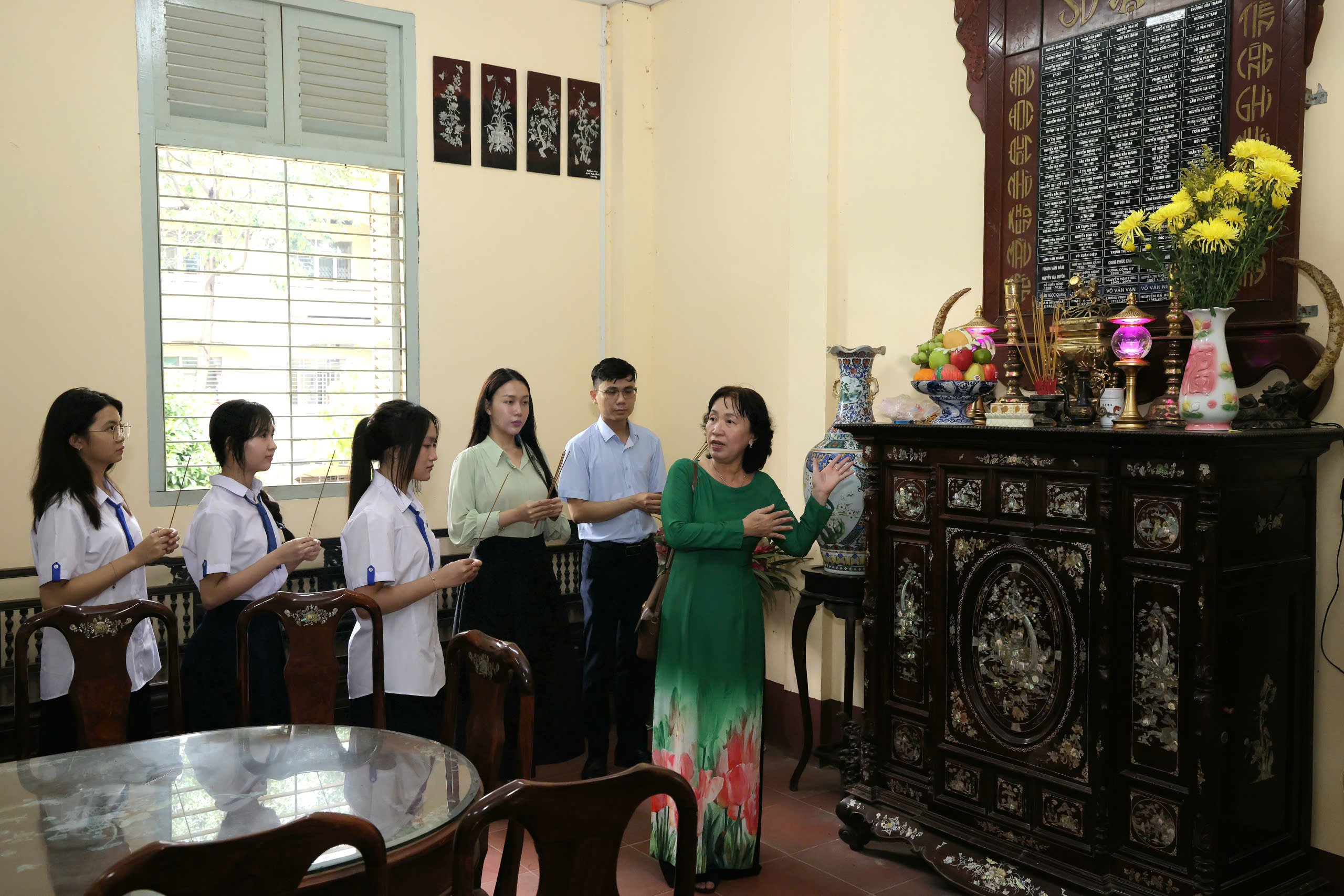 Cô Trần Thị Lụa - Hiệu trưởng Trường THPT Châu Văn Liêm giới thiệu với học sinh lớp 10 về ý nghĩa của bàn thờ Sư đạo tôn.