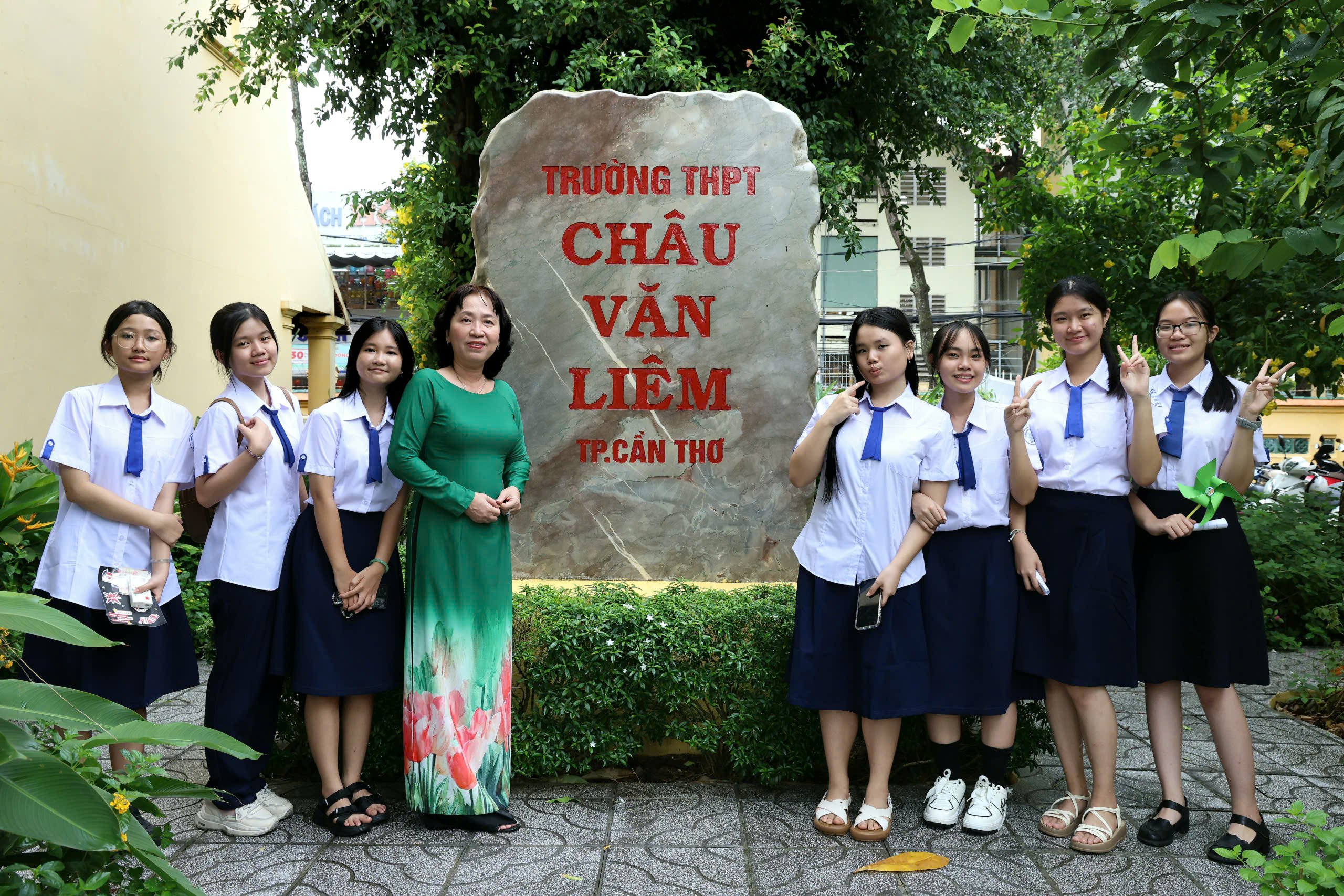Cô Trần Thị Lụa - Hiệu trưởng Trường THPT Châu Văn Liêm chụp hình lưu niệm với học sinh lớp 10.