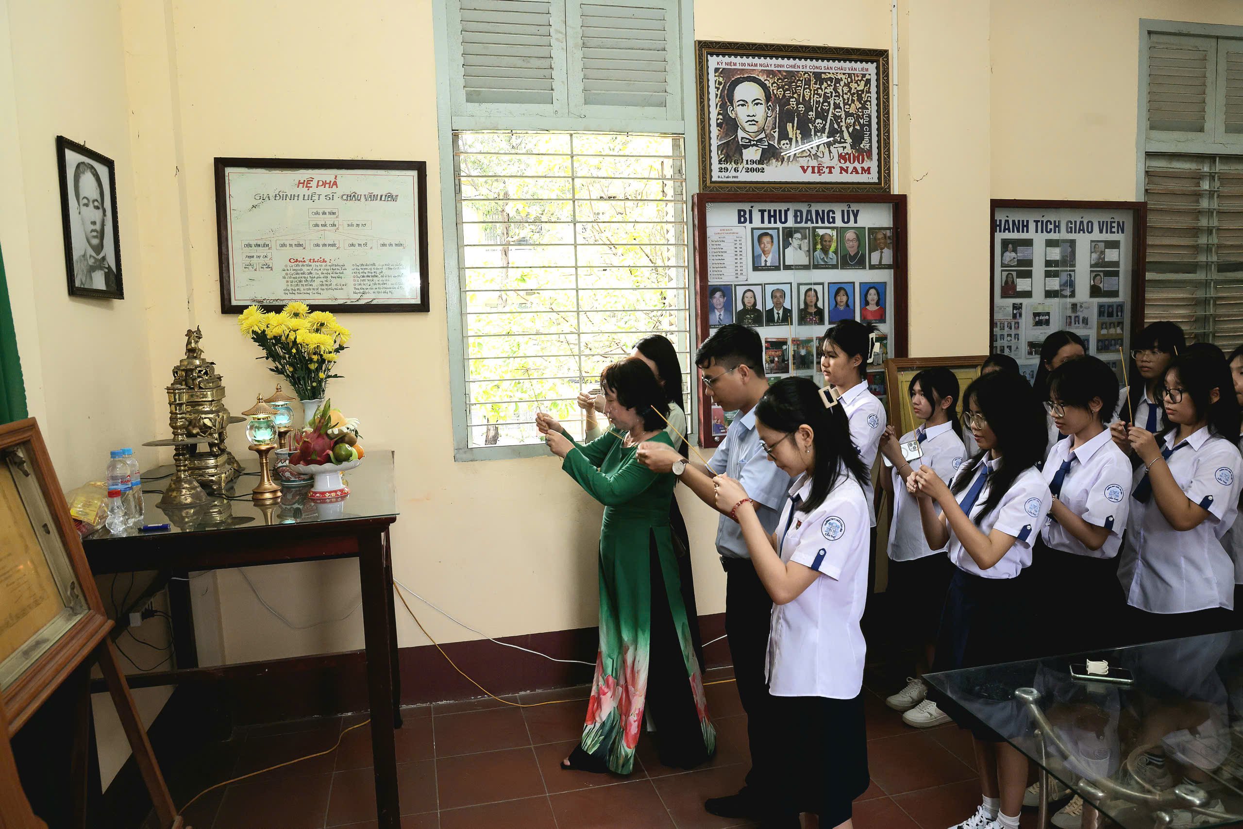 Ban giám hiệu, giáo viên và học sinh thành kính, dâng hương tưởng nhớ nhà cách mạng Châu Văn Liêm.