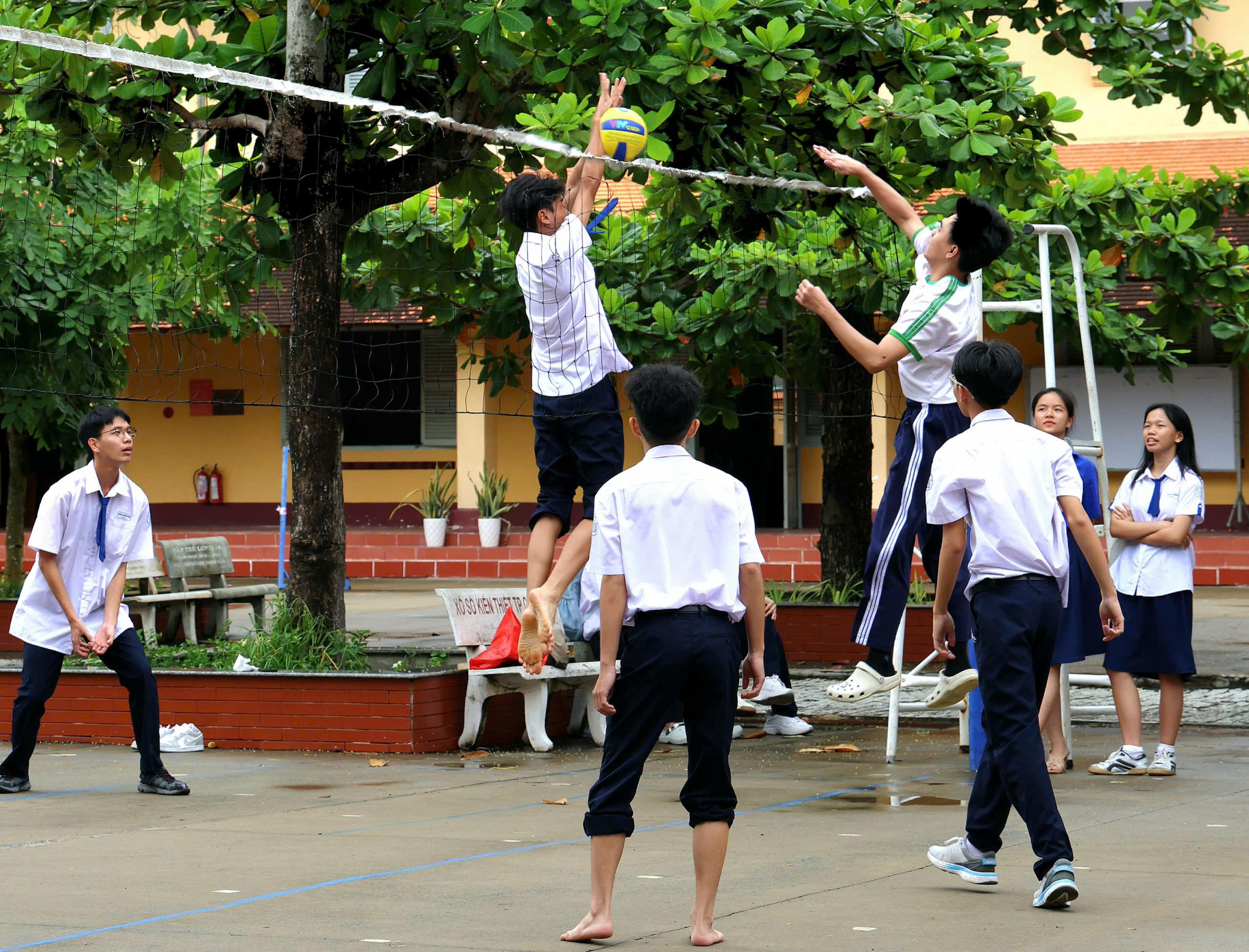 Các em học sinh tham gia Câu lạc bộ bóng chuyền.