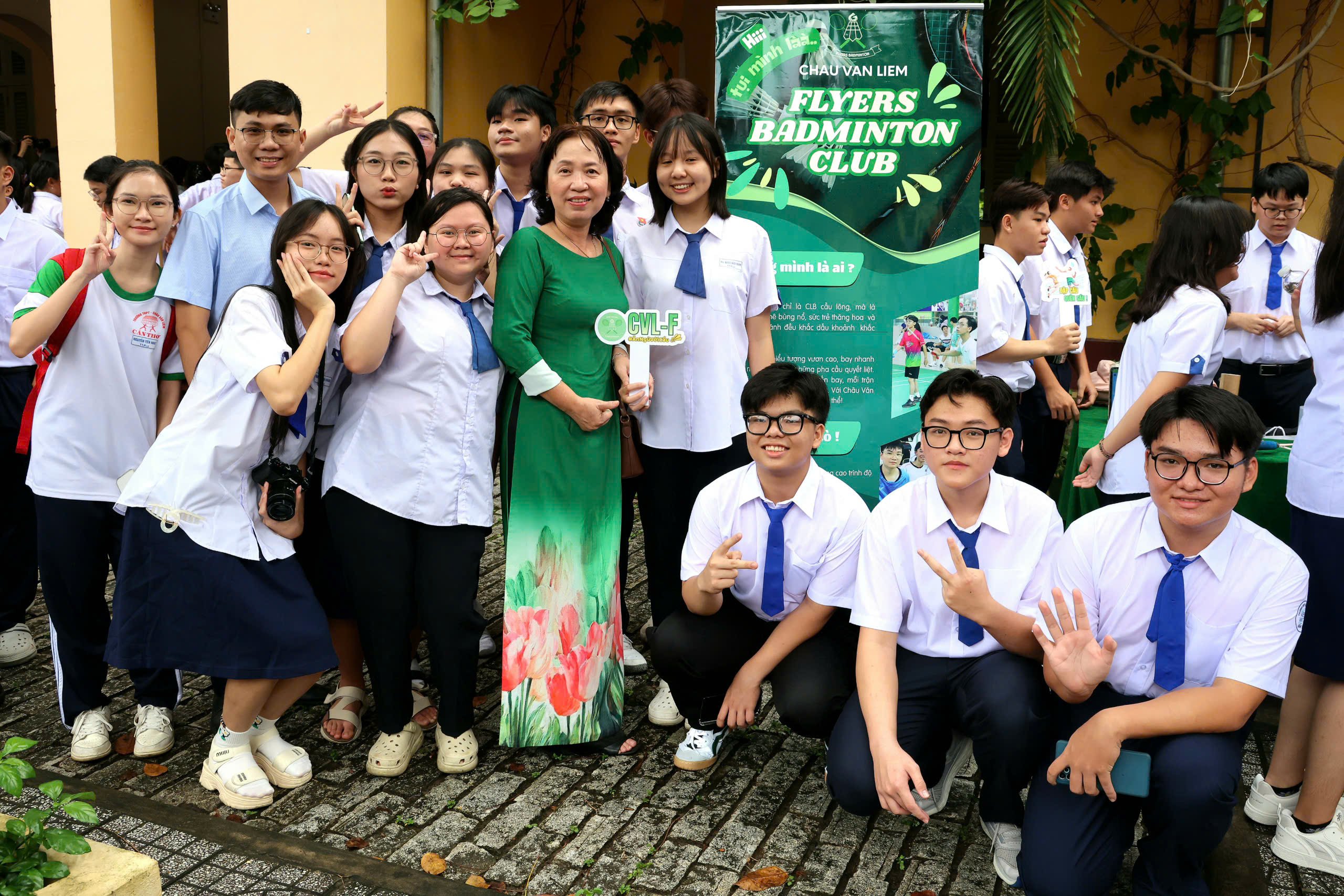 Cô Trần Thị Lụa - Hiệu trưởng Trường THPT Châu Văn Liêm giao lưu cùng học sinh tại Ngày hội trưng bày và sinh hoạt của các Câu lạc bộ học sinh.