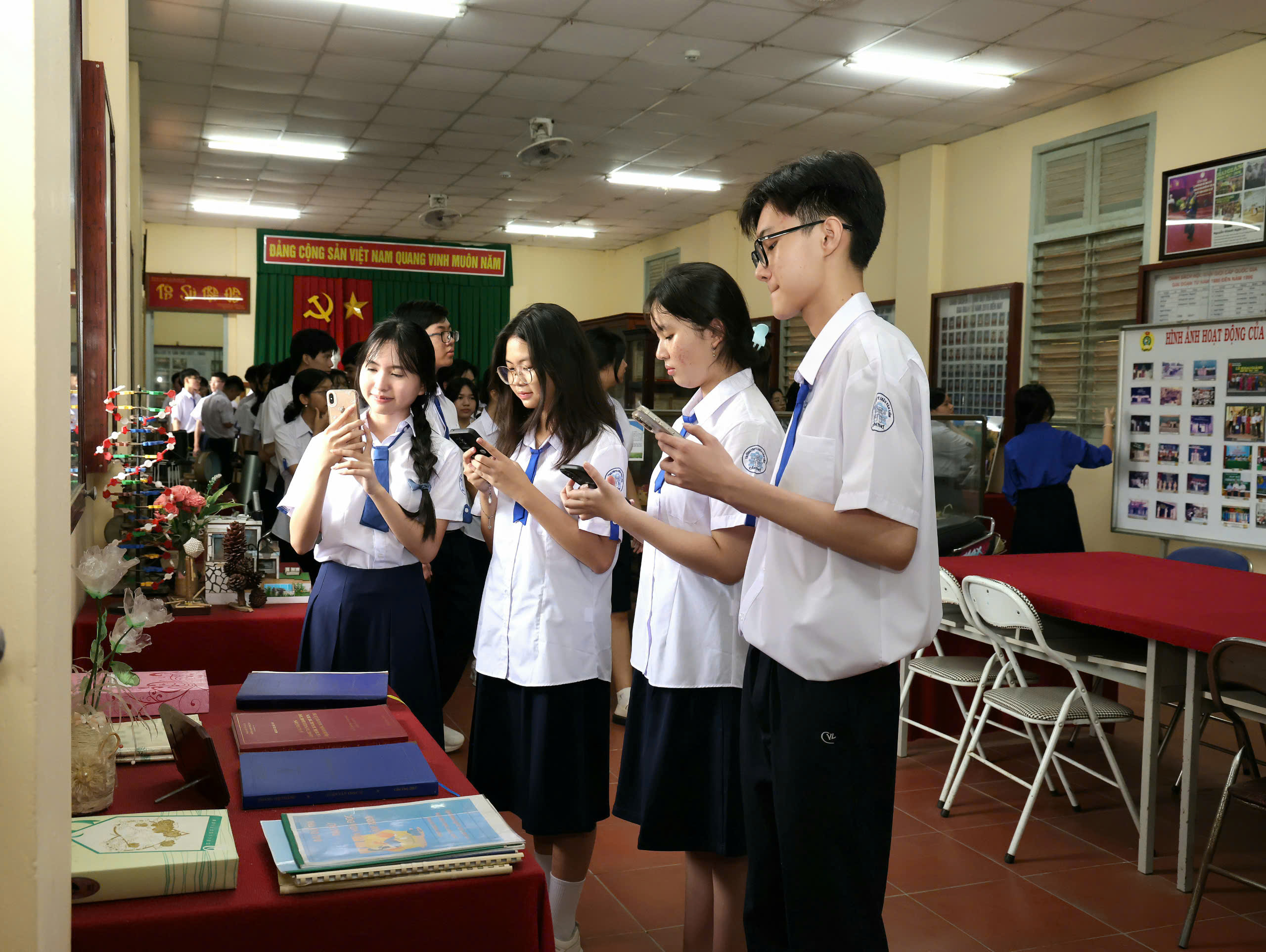 Các em học sinh lớp 10 tìm hiểu về truyền thống Trường THPT Châu Văn Liêm.