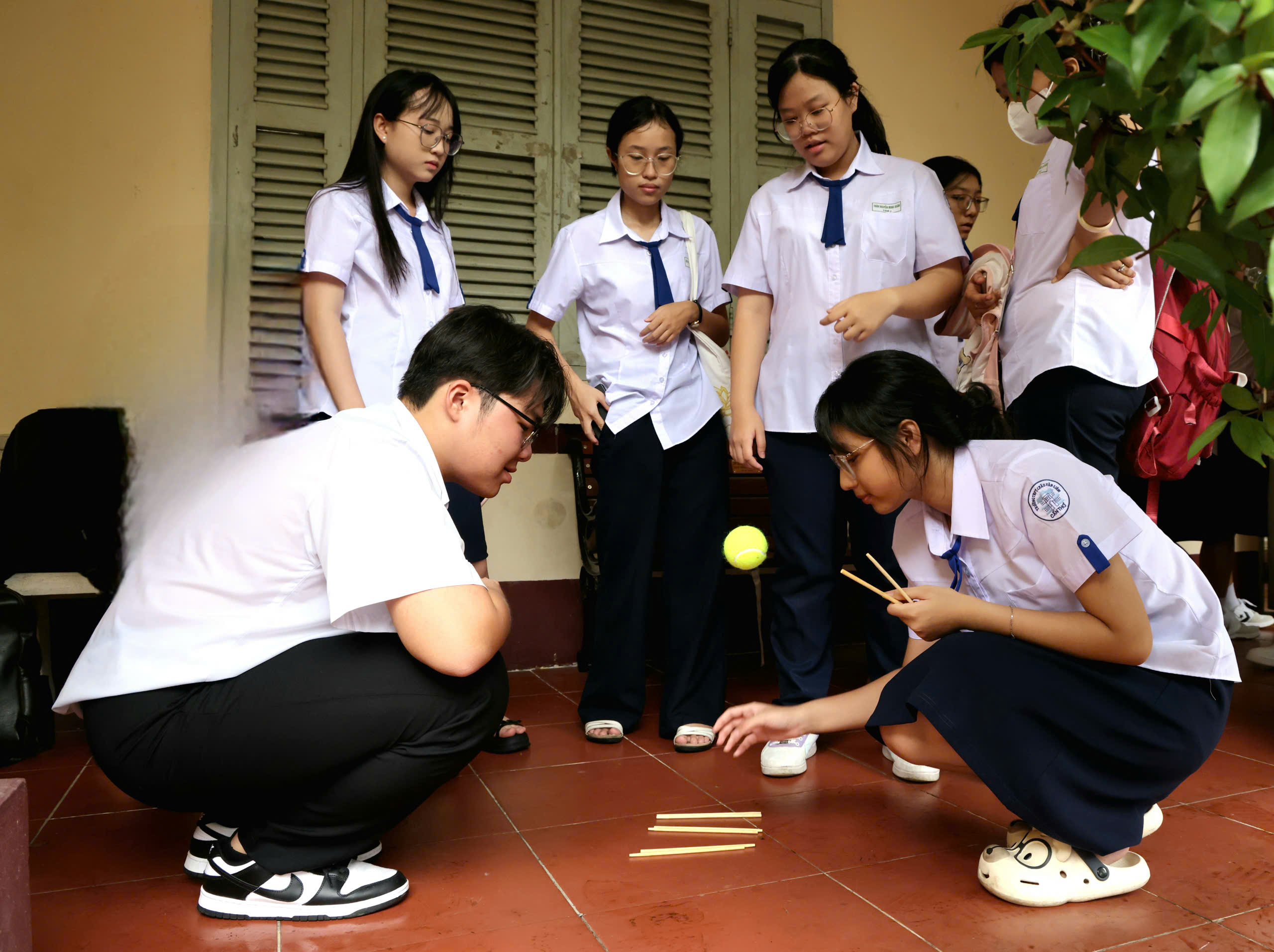 Các em học sinh tham gia trò chơi dân gian.