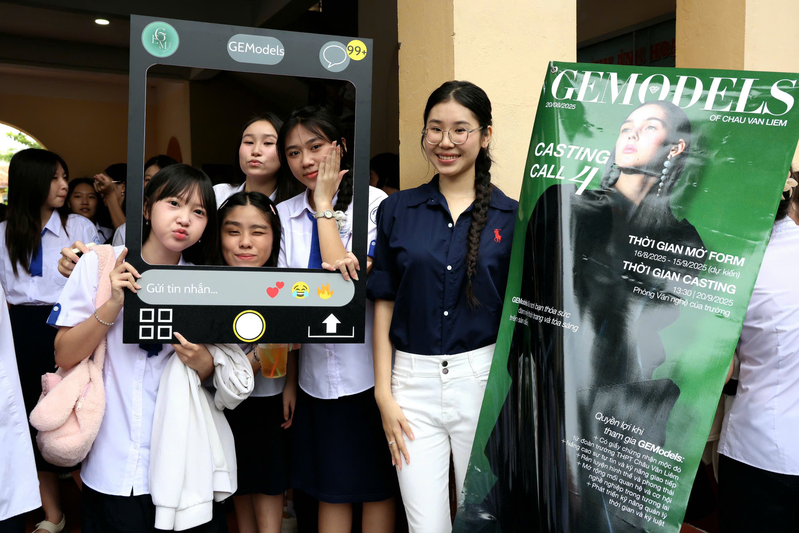 Các em học sinh hào hứng tham gia Ngày hội trưng bày và sinh hoạt các Câu lạc bộ.