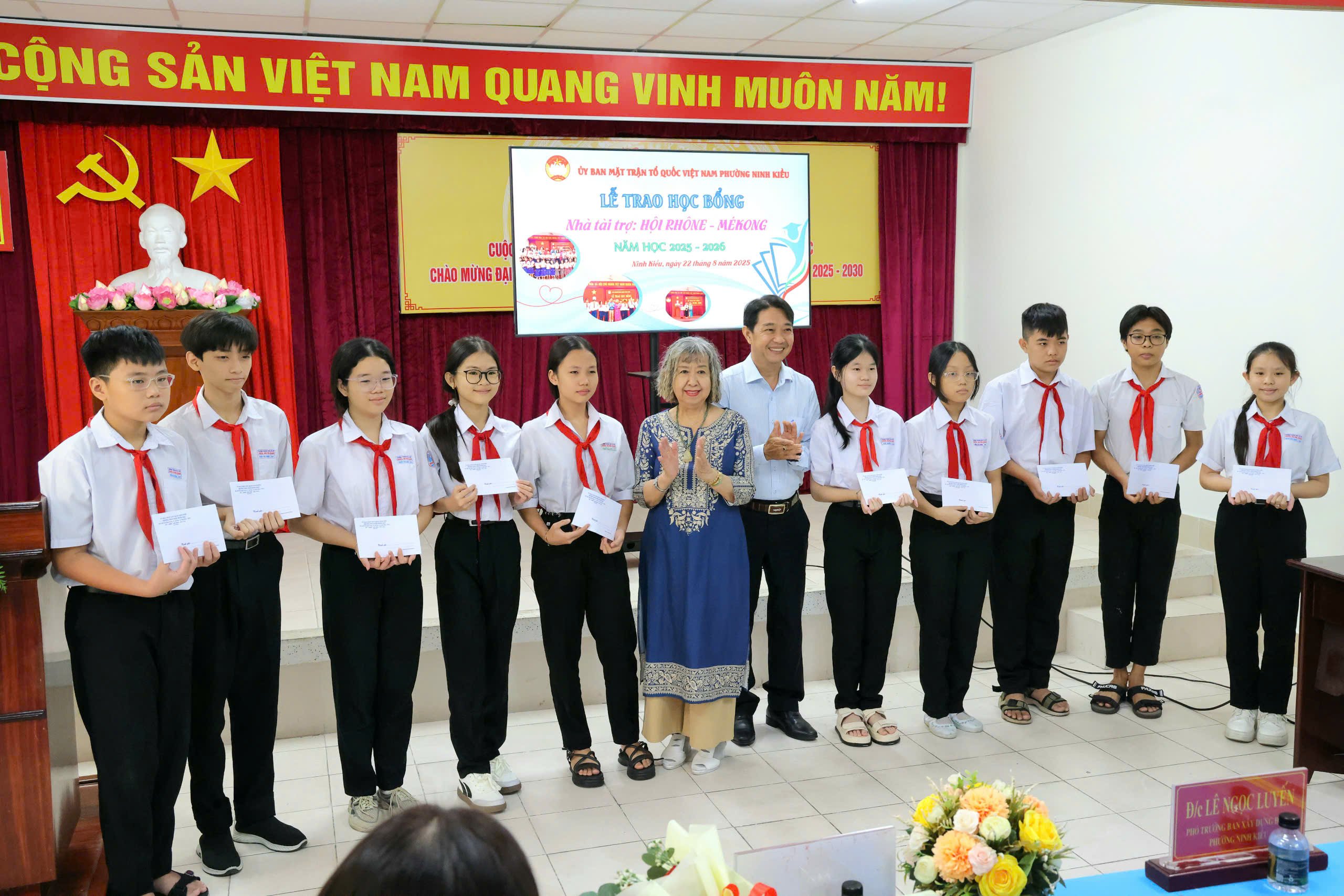 Ông Nguyễn Anh Hoài - Phó Chủ tịch UBND phường Ninh Kiều và bà Lâm Ngọc Lang - Đại diện Hội Rhône Mékong trao học bổng cho các em học sinh.