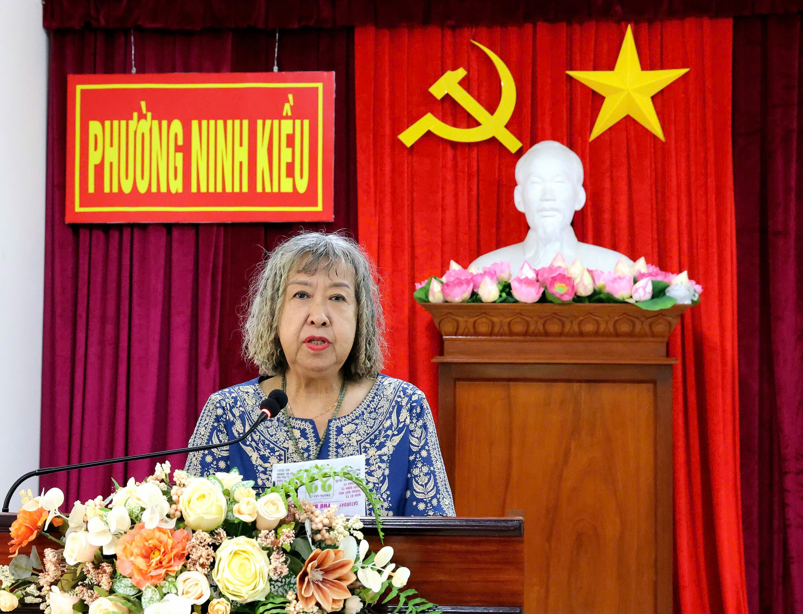 Bà Lâm Ngọc Lang - Đại diện Hội Rhône Mékong đơn vị tài trợ học bổng phát biểu tại chương trình.