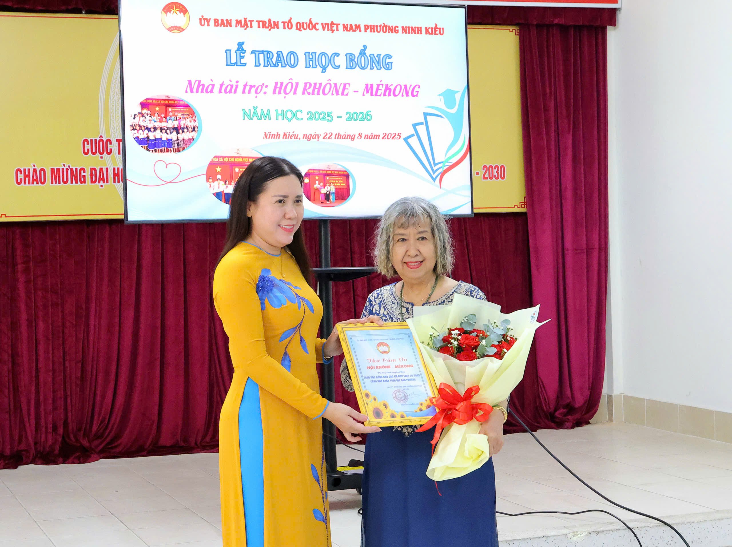 Bà Nguyễn Thị Hồng Nga - Chủ tịch UB MTTQVN phường Ninh Kiều trao thư cám ơn cho nhà tài trợ.