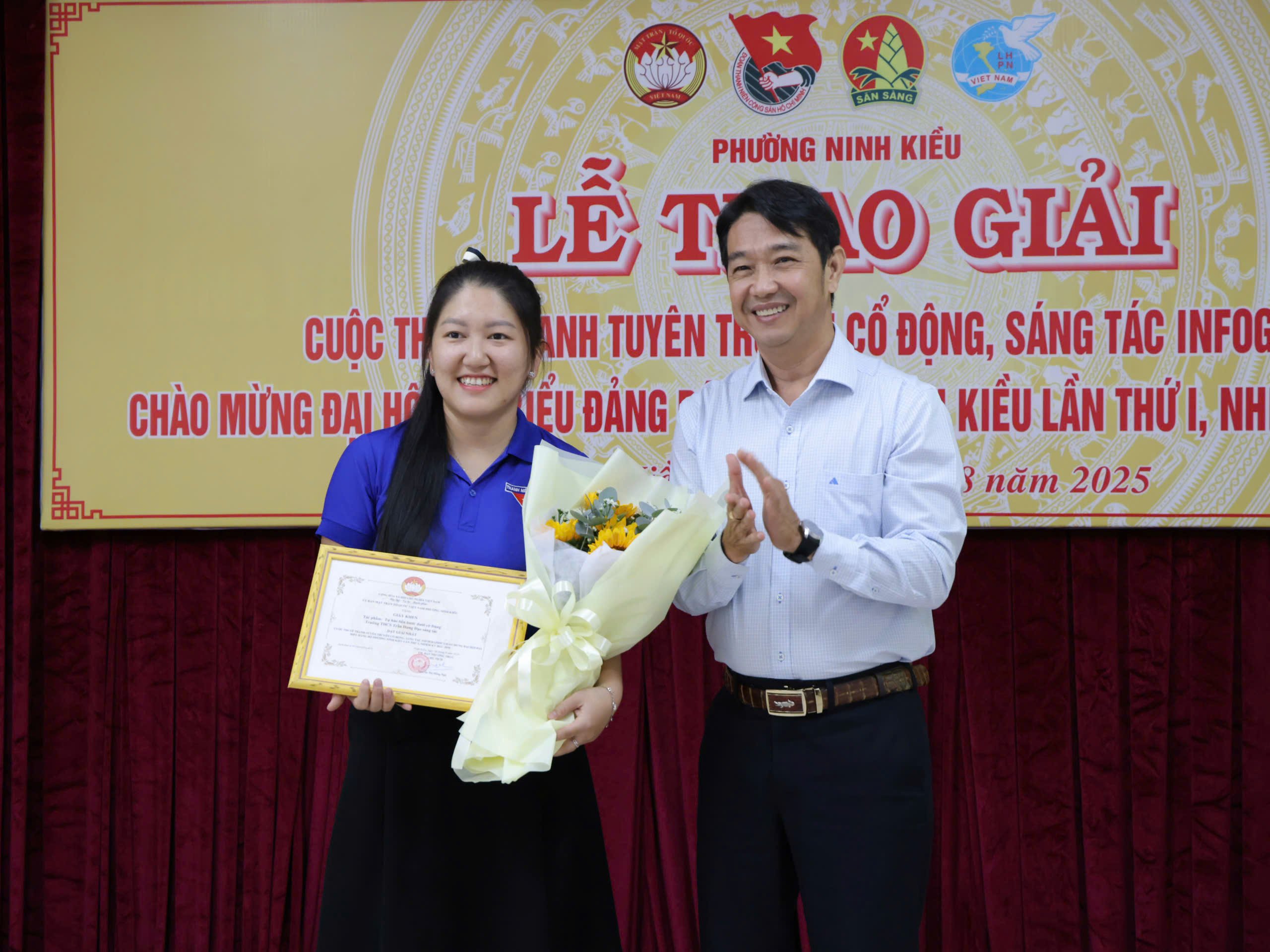 Ông Nguyễn Anh Hoài - Phó Chủ tịch UBND phường Ninh Kiều trao Giải nhất cuộc thi.