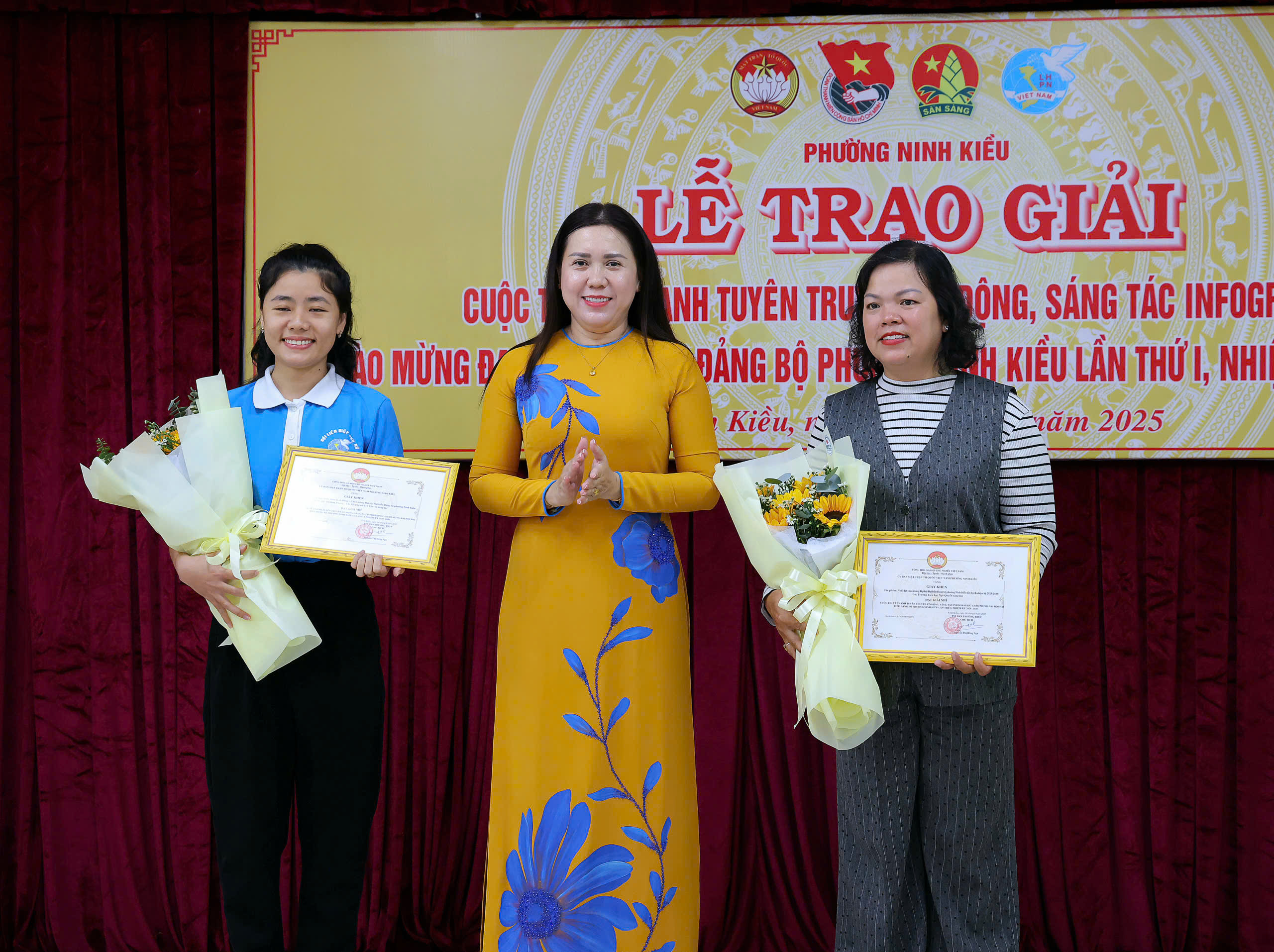 Bà Nguyễn Thị Hồng Nga - Chủ tịch UB MTTQVN phường Ninh Kiều trao Giải nhì cuộc thi.