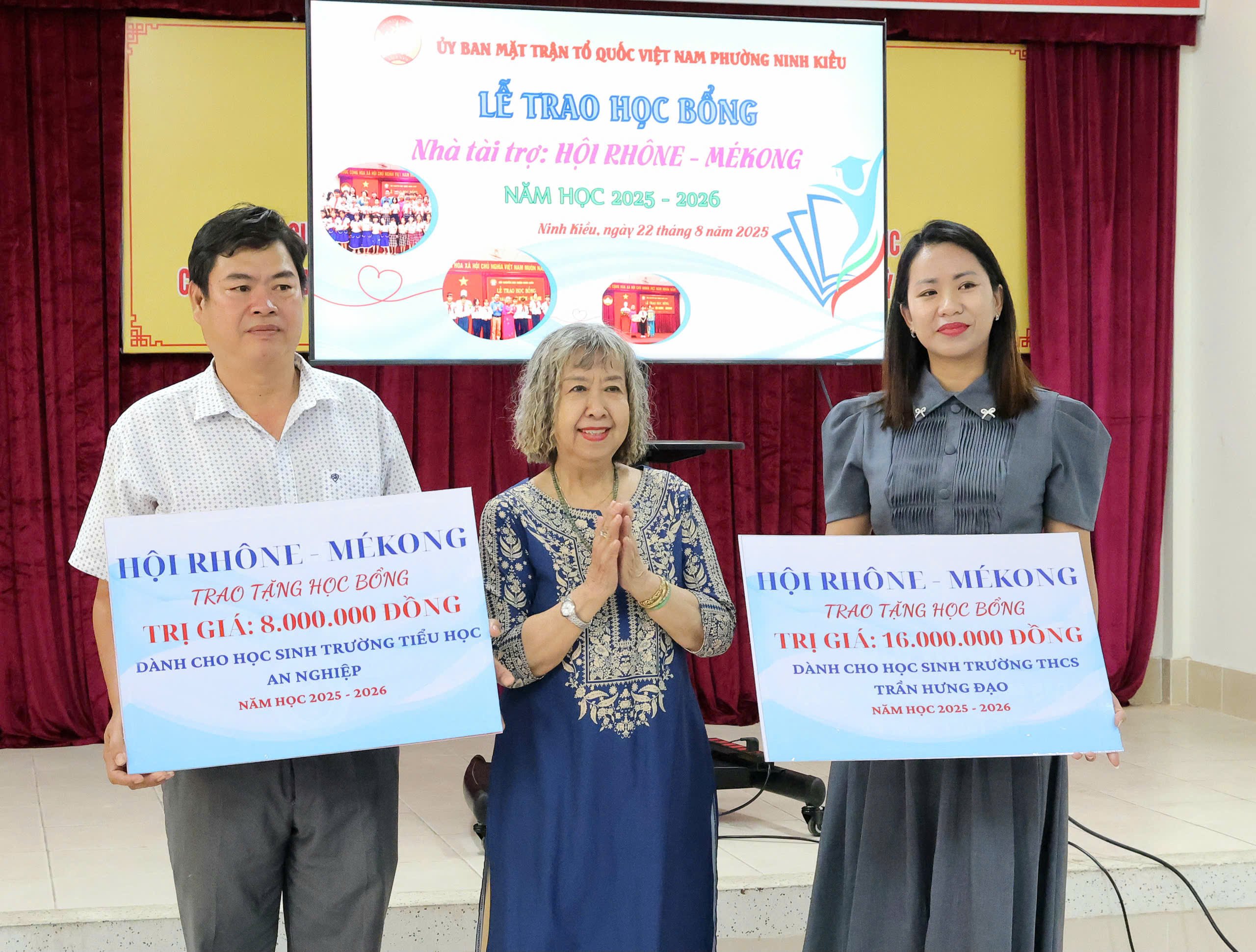 Bà Lâm Ngọc Lang - Đại diện Hội Rhône Mékong trao bảng tượng trưng tặng học bổng cho các Trường.