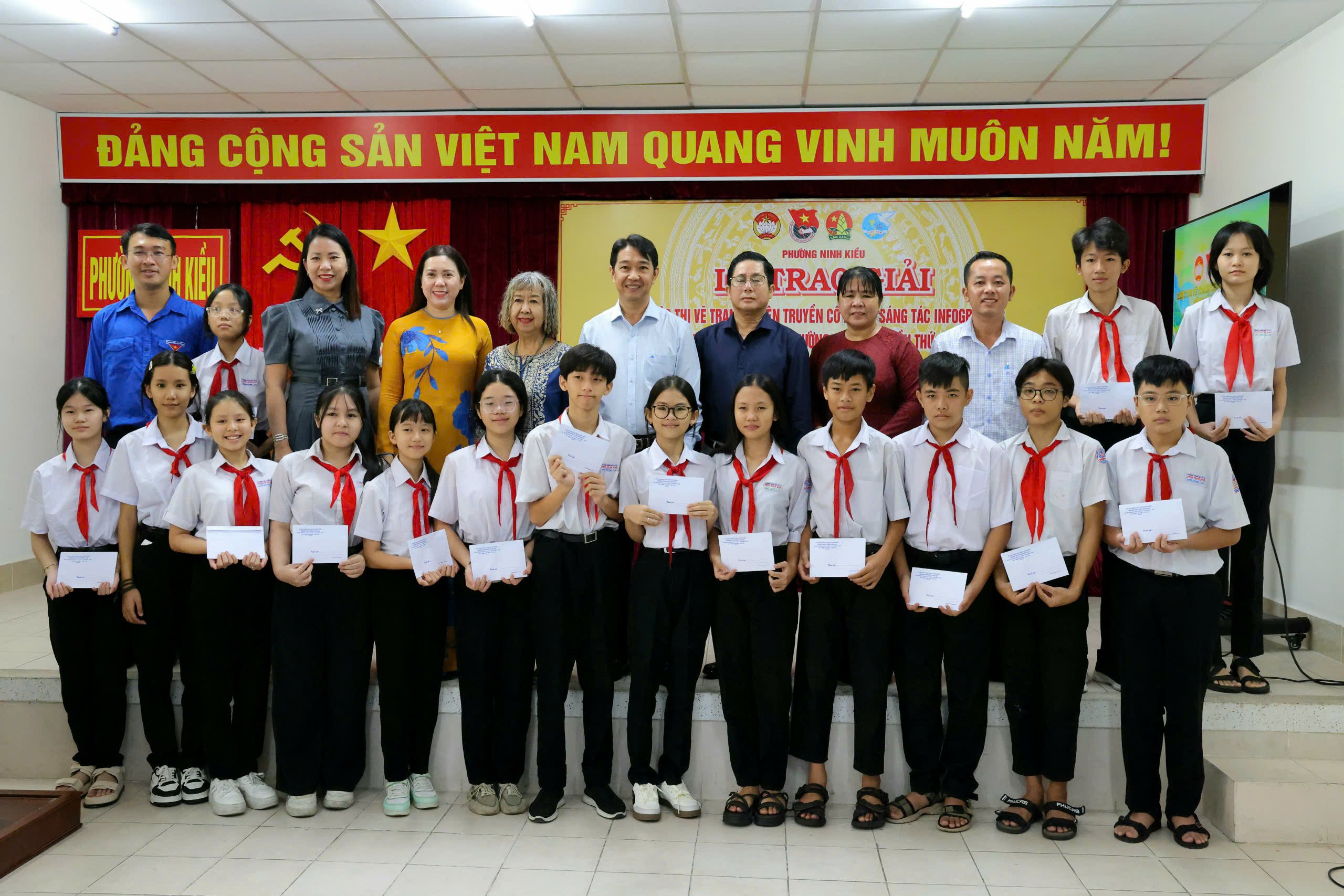 Các đại biểu chụp hình lưu niệm cùng các em học sinh nhậ học bổng.
