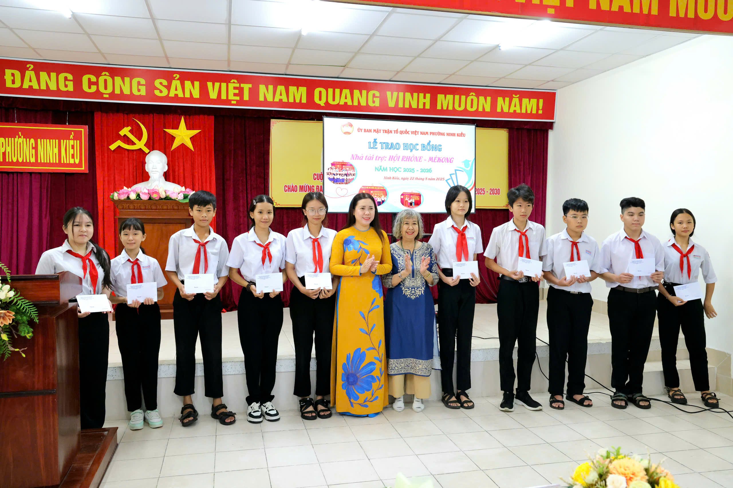 Bà Nguyễn Thị Hồng Nga - Chủ tịch UB MTTQVN phường Ninh Kiều và bà Lâm Ngọc Lang - Đại diện Hội Rhône Mékong trao học bổng cho các em học sinh.