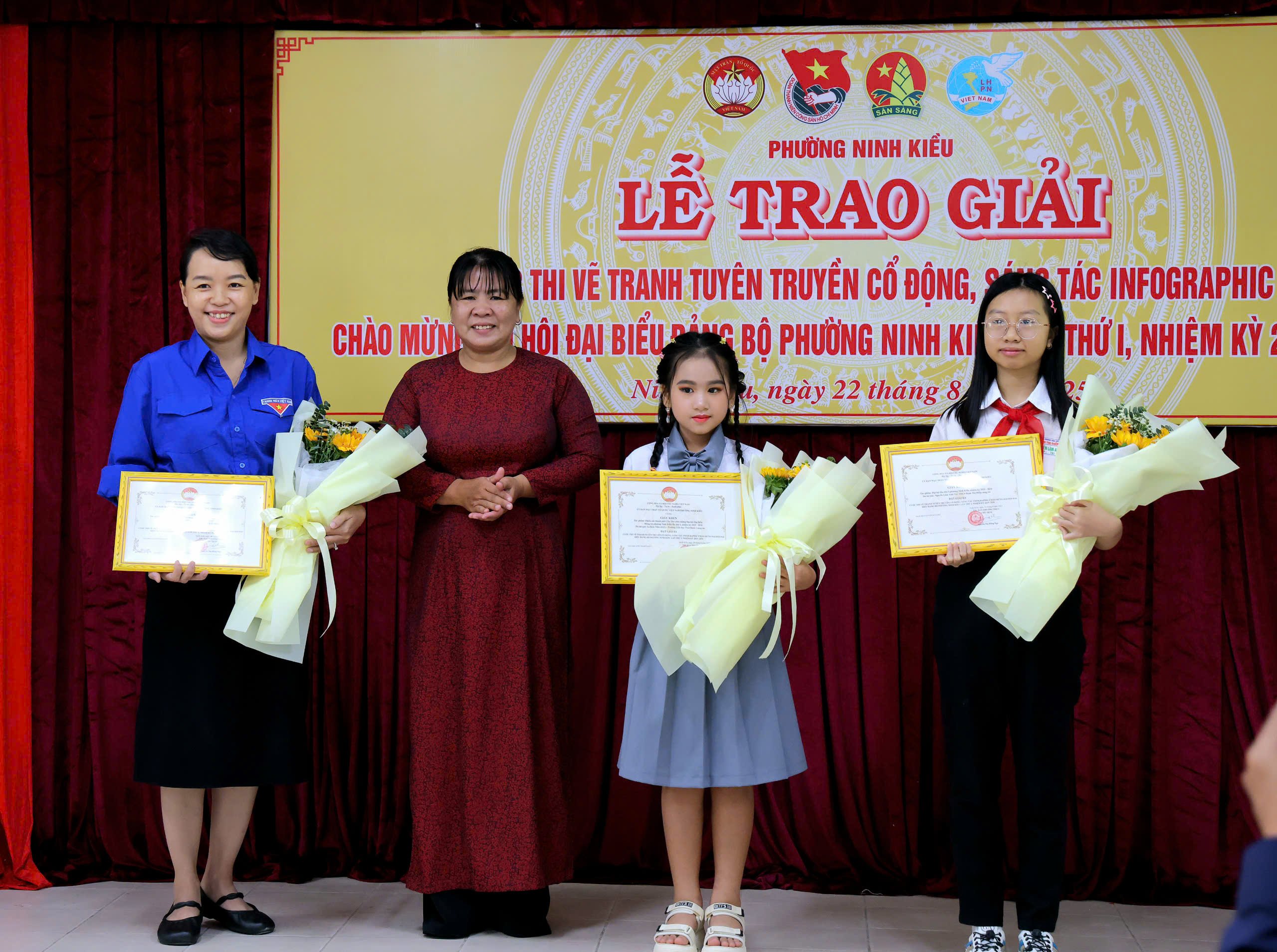 Bà Lê Ngọc Luyến - Phó Trưởng ban Xây dựng Đảng phường Ninh Kiều trao Giải ba cuộc thi.