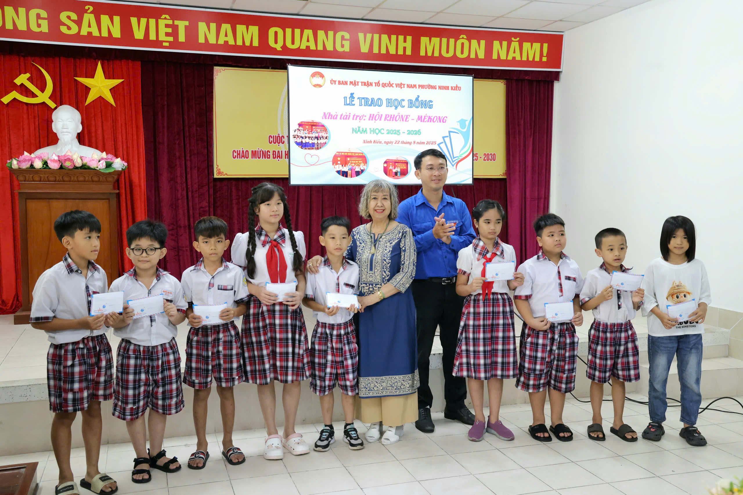 Ông Lê Trung Hiếu - Phó chủ tịch Ủy ban MTTQVN phường, Bí thư Đoàn phường Ninh Kiều và bà Lâm Ngọc Lang - Đại diện Hội Rhône Mékong trao học bổng cho các em học sinh.